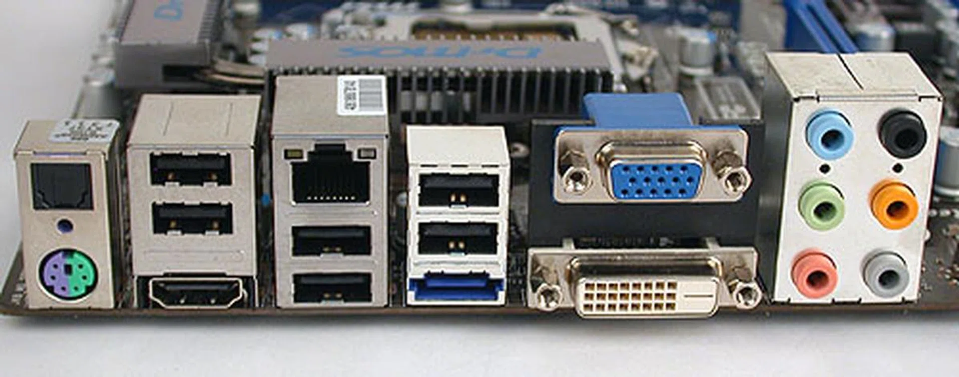 There's everything that you expect to find on a H55 motherboard and more, like an eSATA port and optical S/PDIF output. Now, all we need is a FireWire port to bring it on par with some of its competitors. Yes, we are nitpicking here, though seriously we doubt consumers are counting.