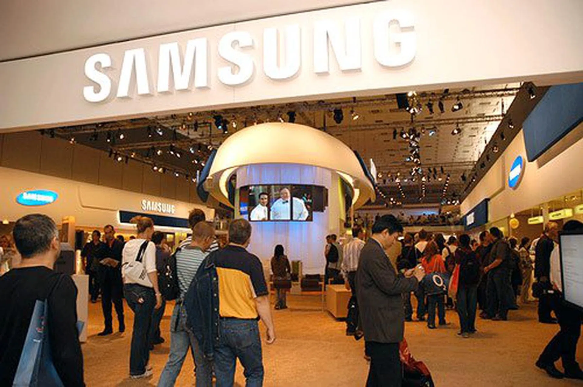 As a follow-up to our coverage of Samsung's International Keynote address by Mr. Gee Sung Choi, Samsung's exhibits at Hall 20 of the IFA 2006 covered its theme of 'Creating Richer Experiences' with a plethora of LCD TVs, its 102-inch plasma TV, Blu-ray players, multifunction devices and MP3 players that allow users to share music with everyone in the vicinity (such as the slide speaker function found in the new YP-K5).