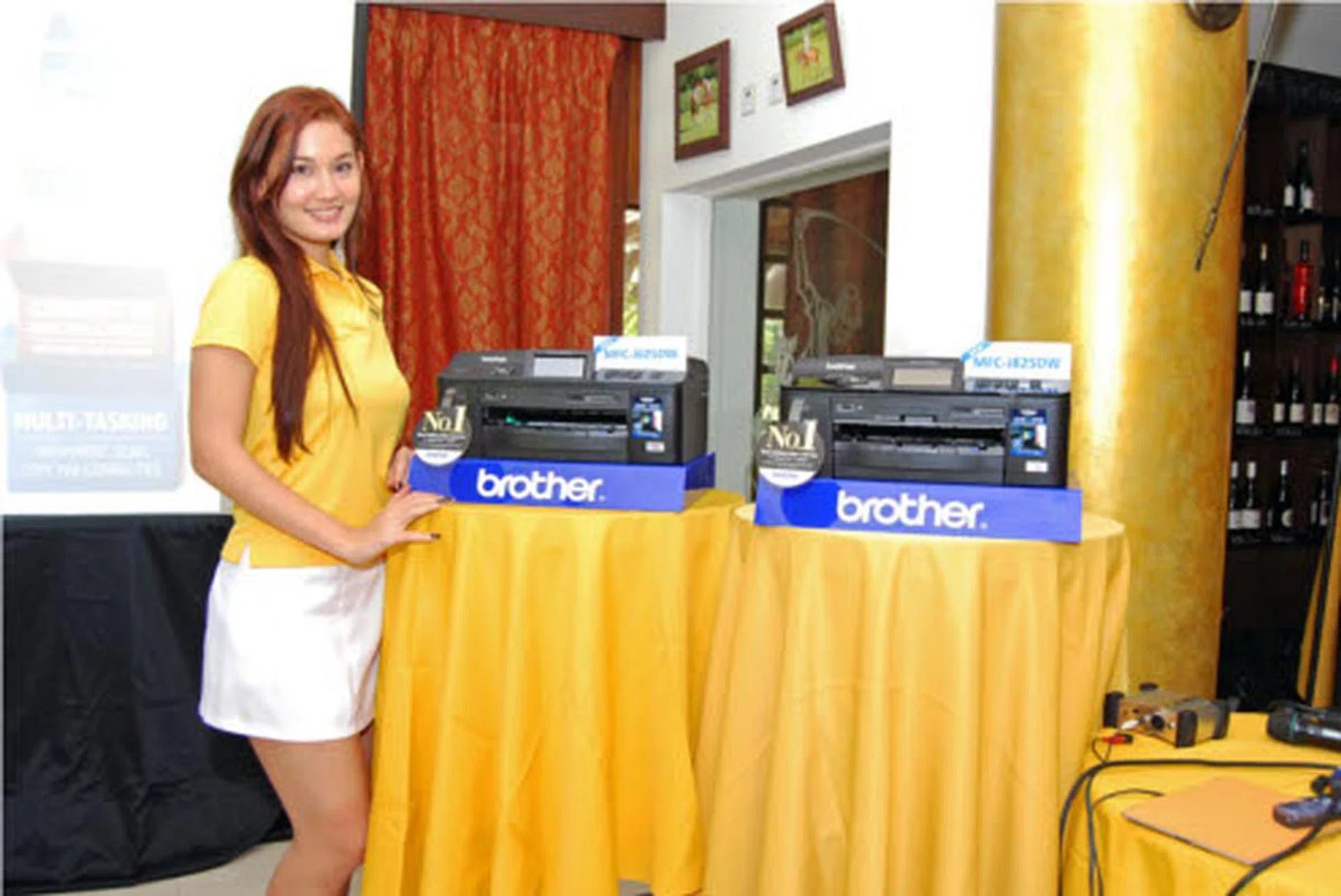 The model on the left is the MFC-J625DW, while the one on the right is the MFC-J825DW. Both are able to carry out the full AIO functionality of print, scan, copy, fax and double-sided printing. Additionally, the brother MFC-J825DW also has a Web Connect function and does CD/DVD label printing.
