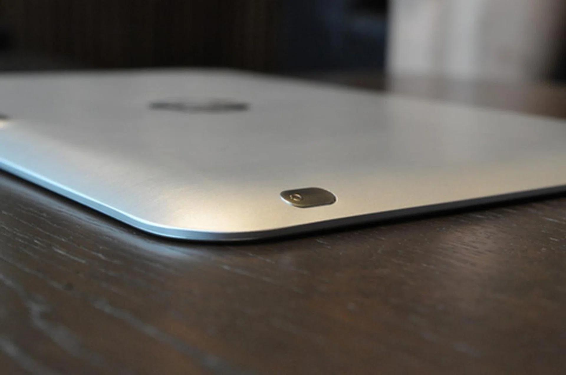 The aluminum back casing gives the tablet a very solid feel, while the aggressive tapered design makes it feel thinner than it is.