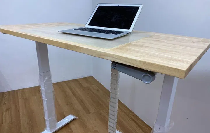 Raise the desk manually. Image courtesy of Tableholic.