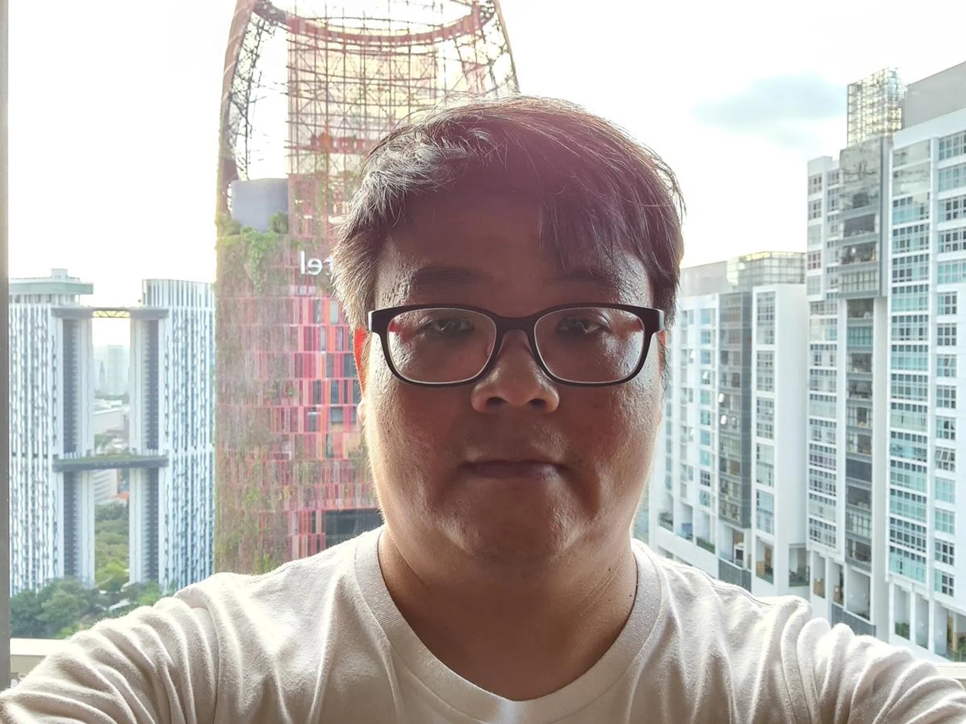 I threw the selfie cam a hard task with this shot.