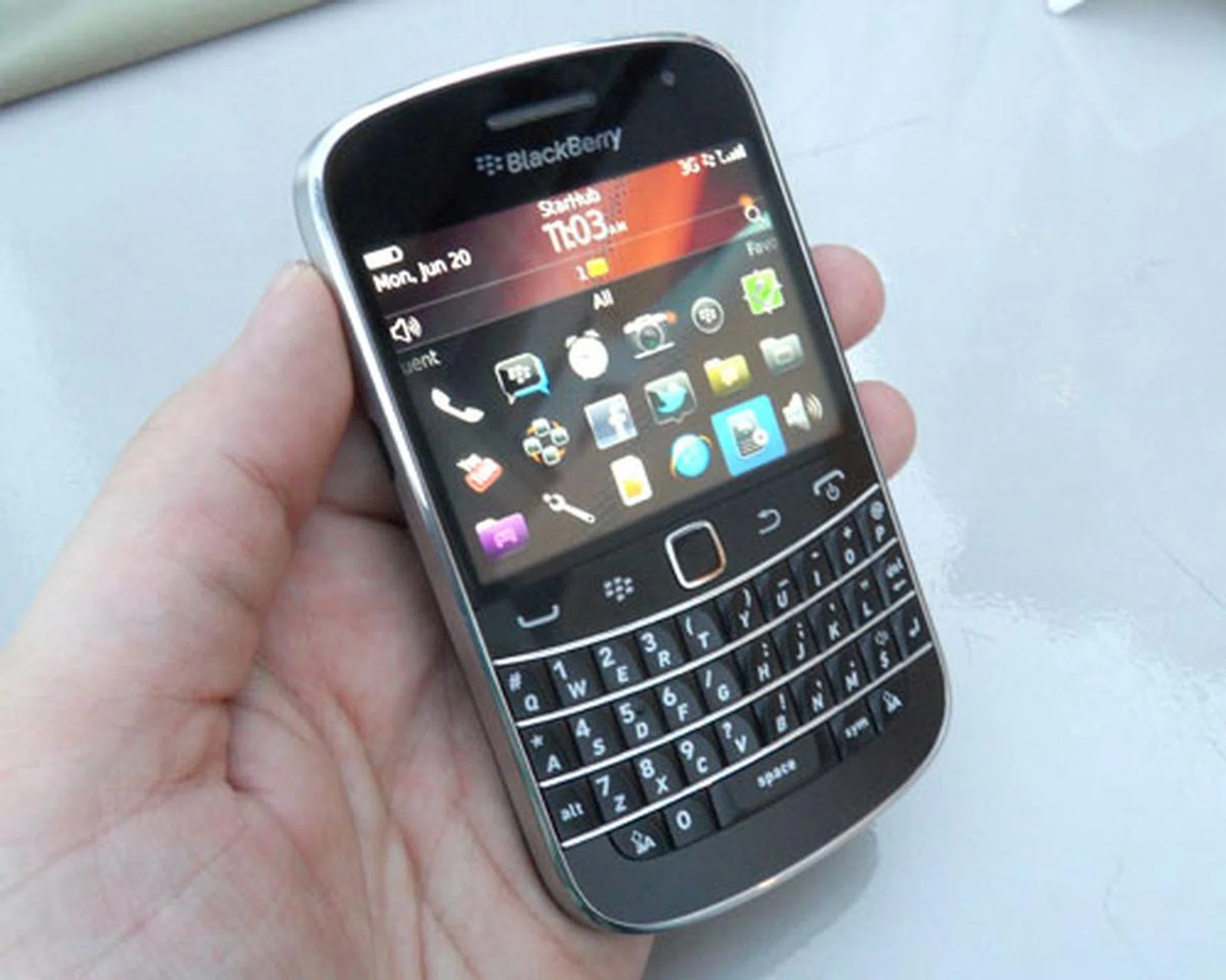 The Bold 9900 gives us the same feel we got out of the very first Bold 9000, which we think fitted quite well with its 66mm width.