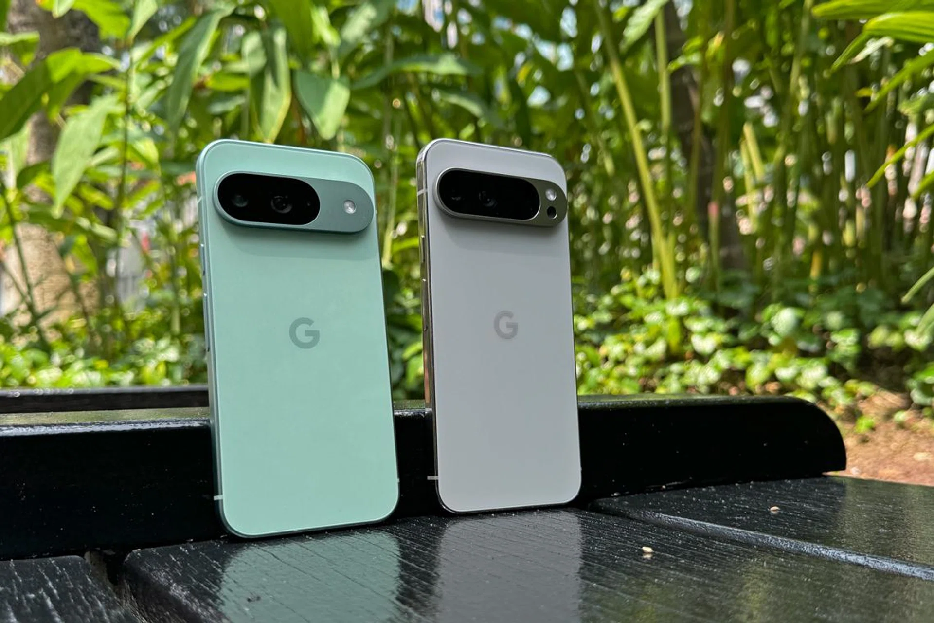 (L to R): Google Pixel 9 in Wintergreen, Google Pixel 9 Pro XL in Porcelain. Photo: HWZ.