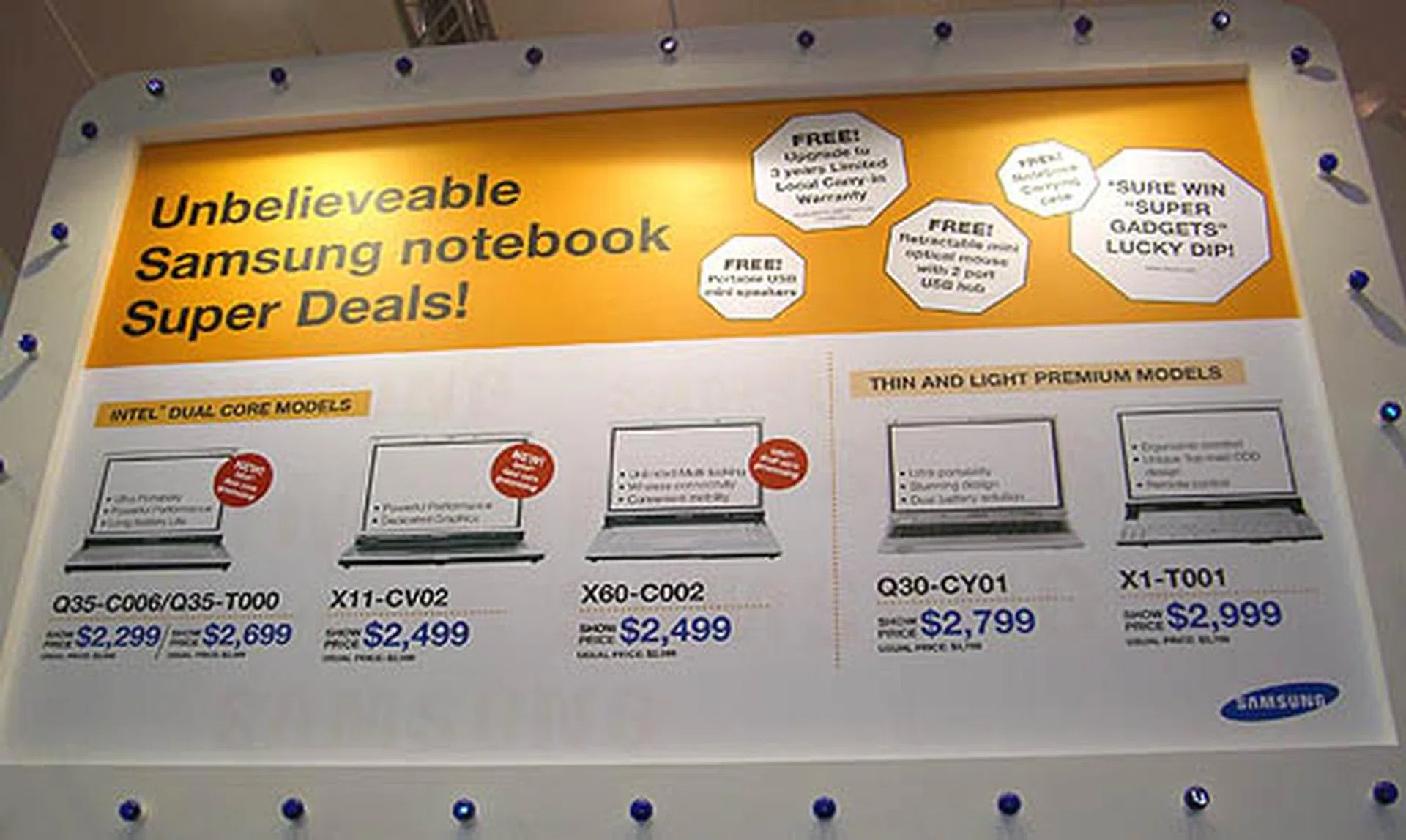 There's no way you can miss these attractive prices for Samsung notebooks, unless you happen to be blind. 