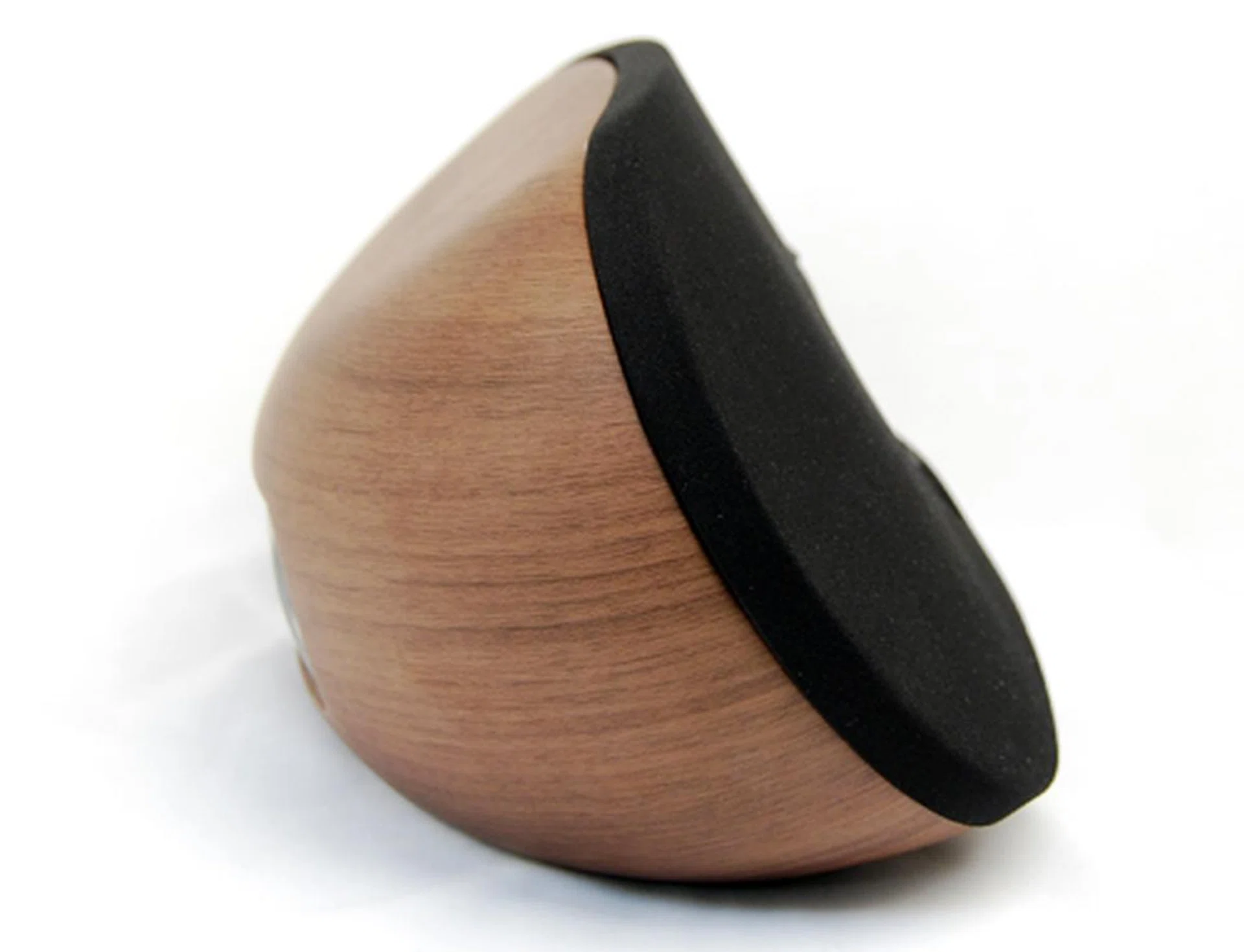 The side view of the Philips Fidelio Primo DS9/10 reveals that the front face is reclined backwards. This design feature, coupled with the curved exterior, helps the docking station project sound better than a rectangular form factor.