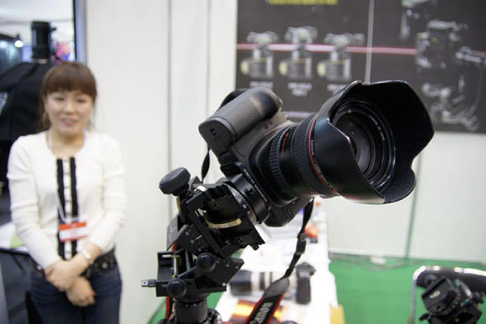 A super-twisty, ultra-flexible ballhead from Photo Clam. We want one!