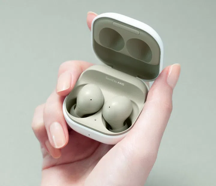 The charging case provides up to 20 hours of listening time with ANC. (Image source: Samsung)