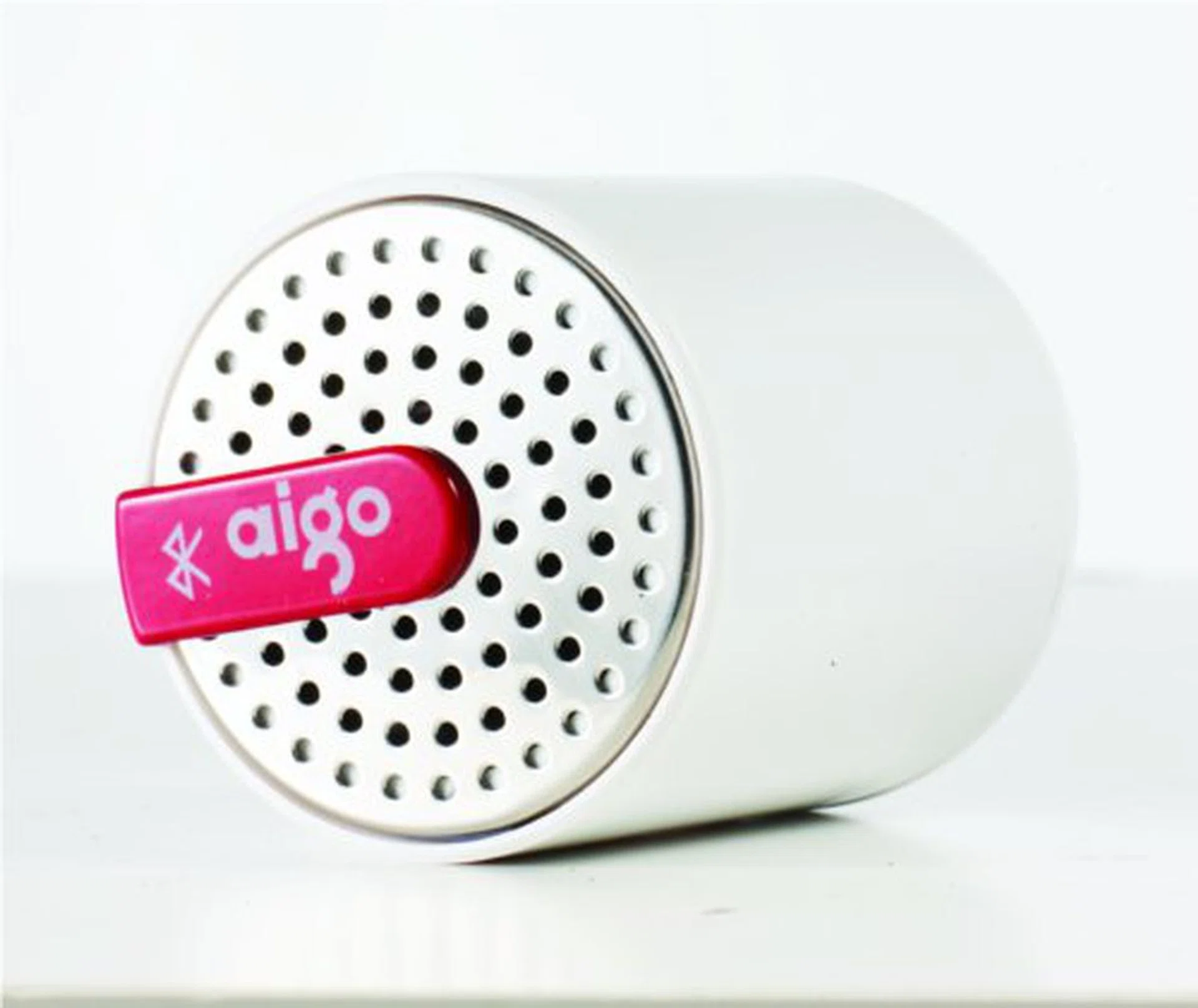 The Aigo BT300 has a distinctive metal grill at the top, which coupled with its cylindrical form factor make it look like a salt and pepper shaker.