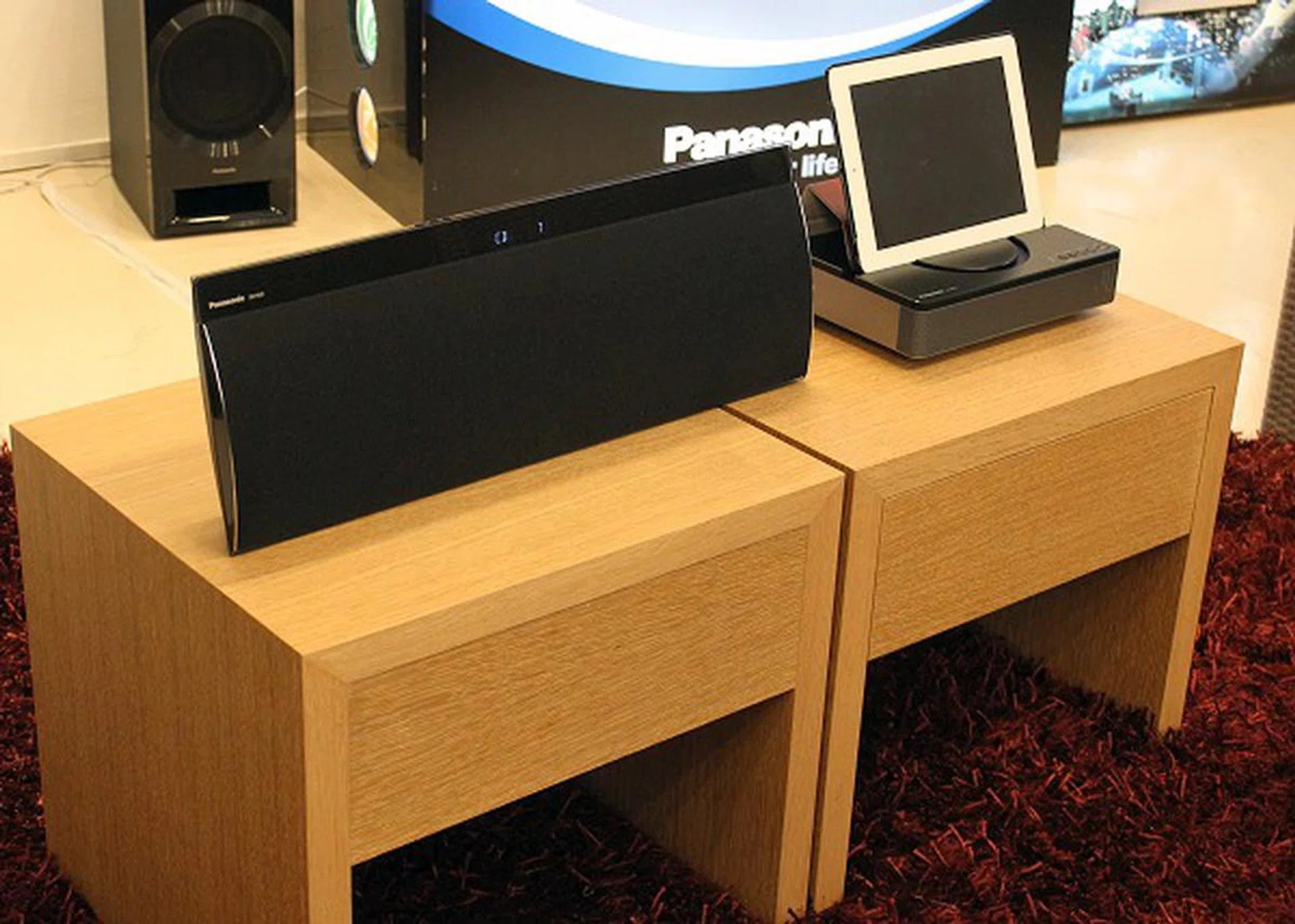Also demoed were a few new Panasonic wireless docking speakers to augment mobile gadgets. On the left is the SC-NE5 wireless speaker system and on the right is the SC-NP10 wireless speaker system for tablets.