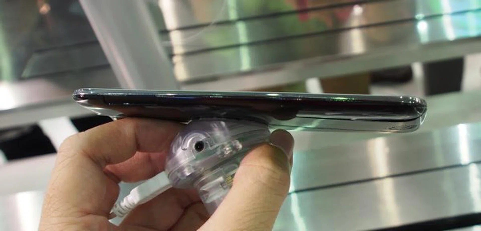 The curved design of the Liquid Jade and its feel in our hands reminded us of the Sony Xperia arc back in 2011. The Liquid Jade however, almost half the weight of the arc.