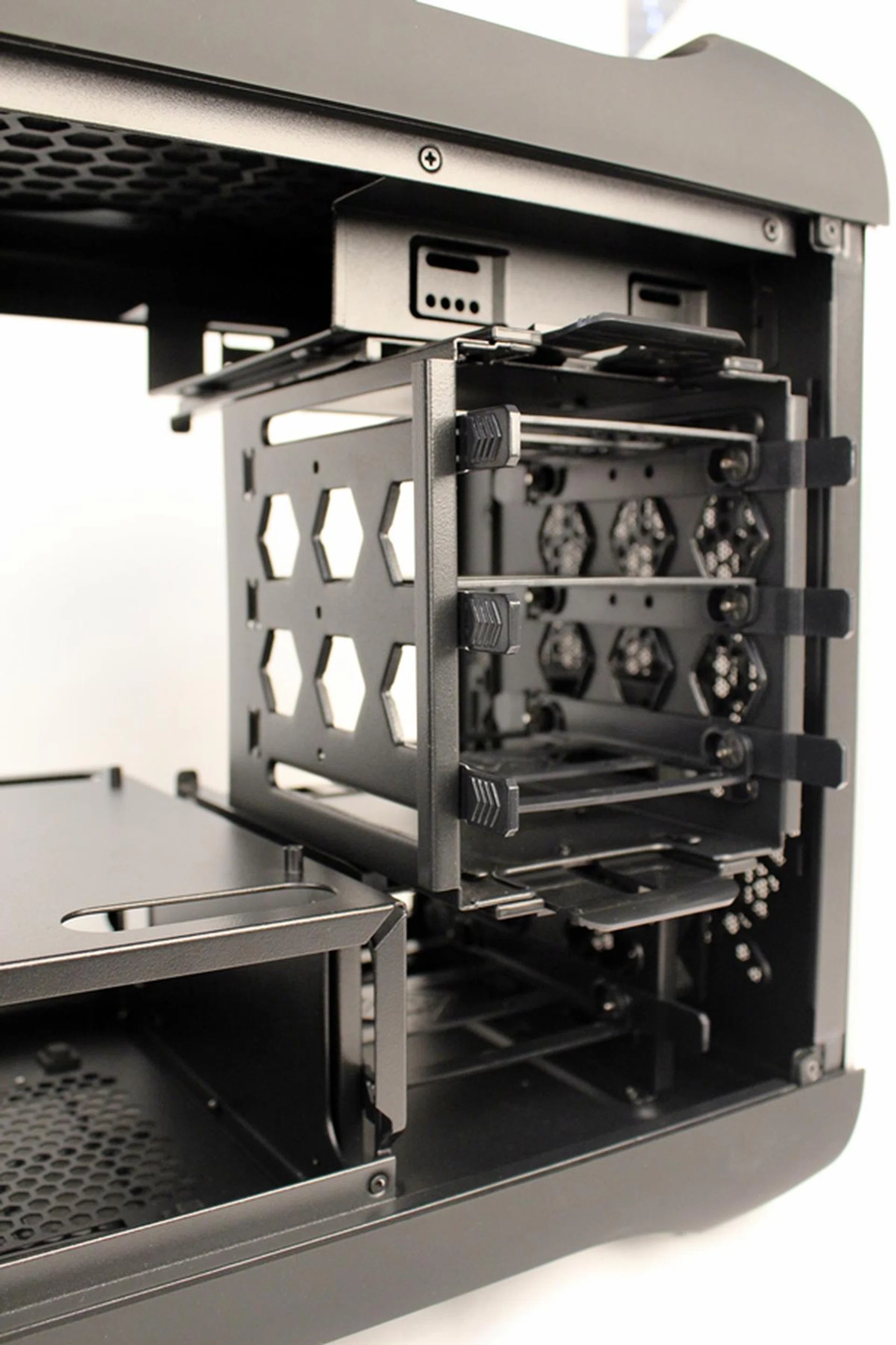 We slid out the top 3.5-inch HDD cage after squeezing both of its quick-release clips.