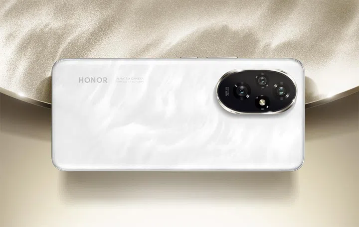 Honor 200 in Moonlight White. Photo: HWZ