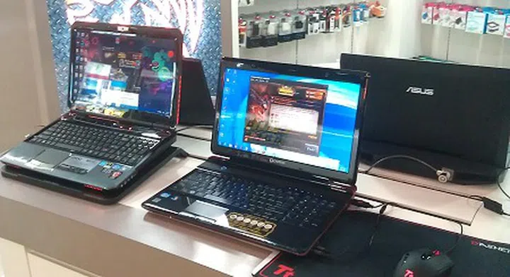 Here in the Gaming 'island', you can check out several competitive notebooks side-by-side - something that's not readily possible in most other stores. For example, this photo shows the MSI GT-series notebook next to a Toshiba Qosmio, while just behind is an ASUS G-series notebook for immediate comparison.