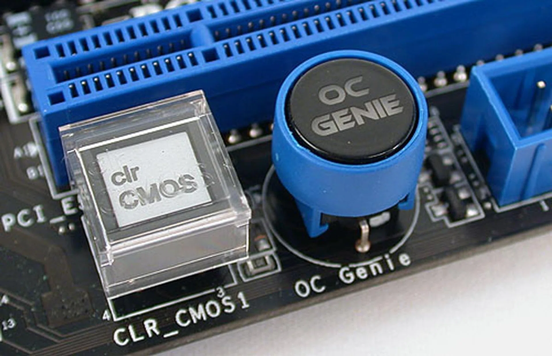 The one-button OC Genie auto-overclocking feature is central to this motherboard. We have seen how convenient and easy to use this tool is in our previous P55-GD80 review. 