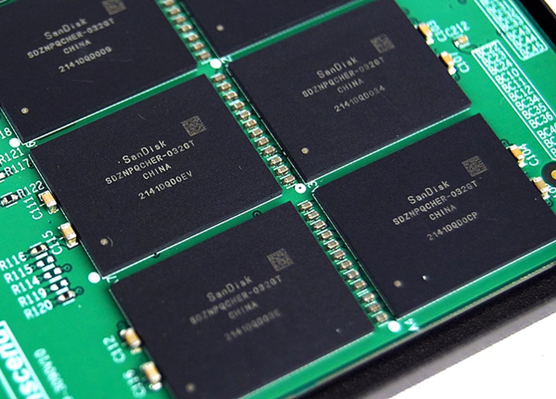 The Transcend SSD720 uses toggle mode MLC NAND chips from SanDisk.
