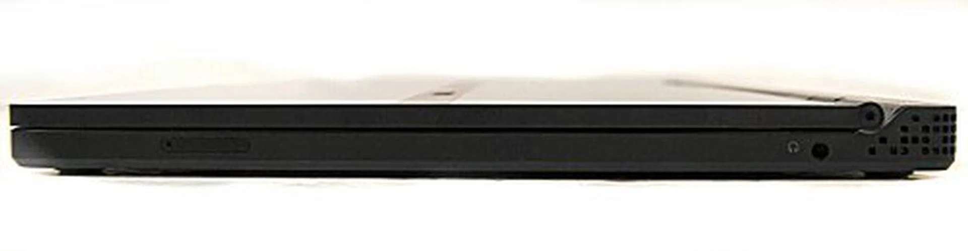 Moving along, the right side only has space for the audio jack and a SIM card slot (which doesn't work as there's no 3G modem installed on our review unit).