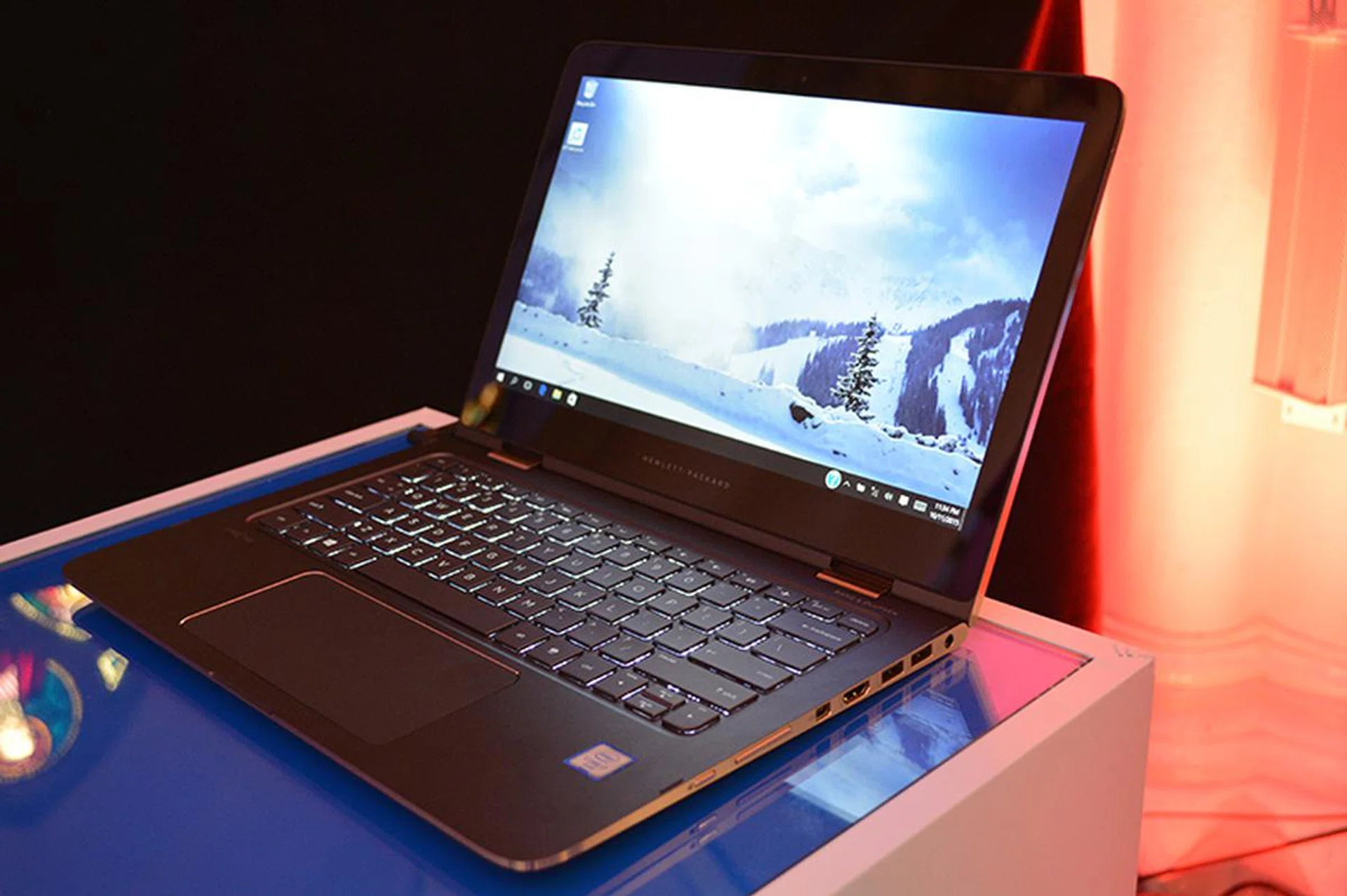 The special edition of the HP Spectre x360 comes in a new ash silver and gold color, in addition to packing the latest Intel Skylake processors.