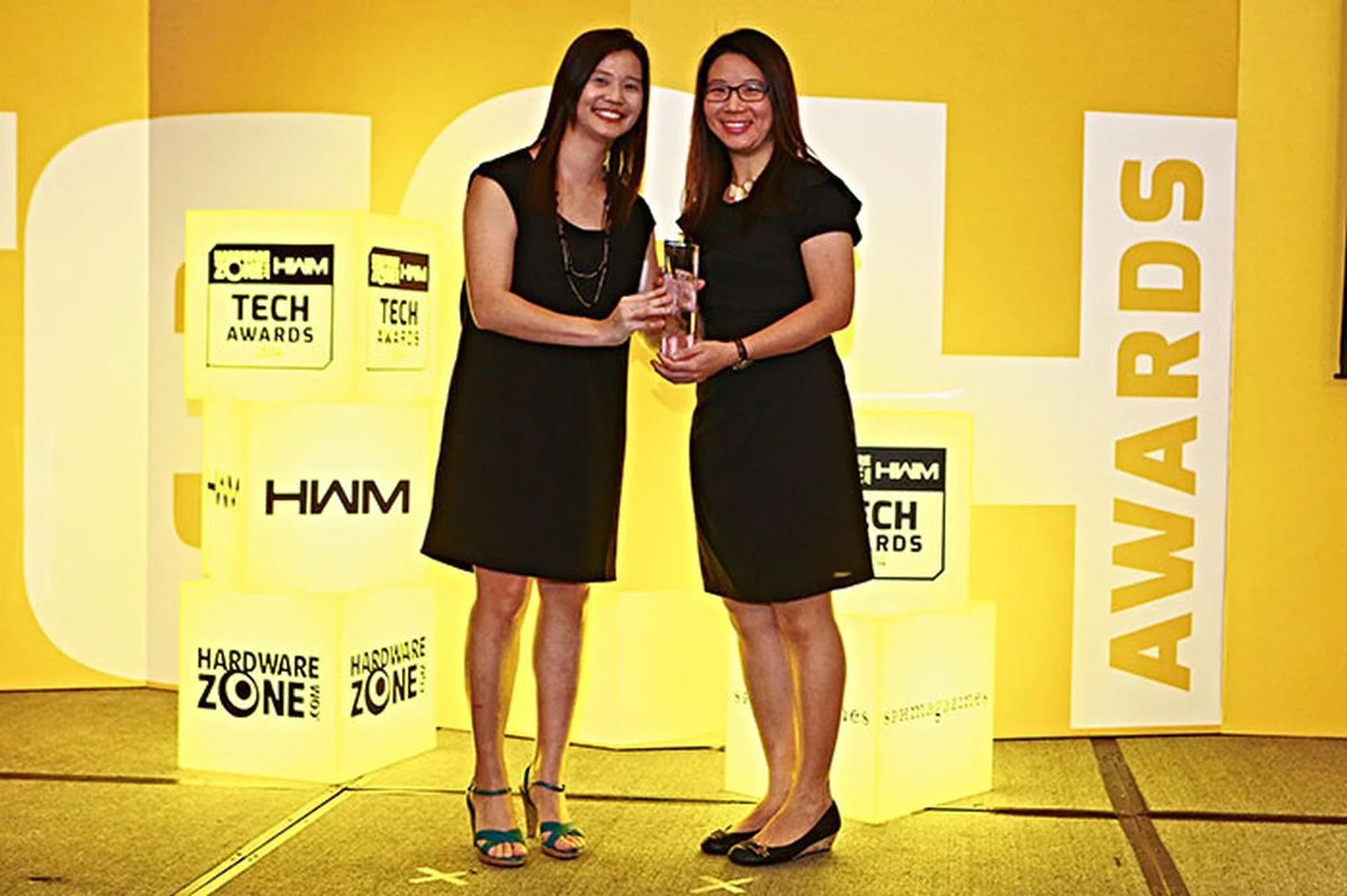 Nikon's D7100 won the Editor's Choice award for Best Midrange DSLR Camera. Here's Ms. Samantha Chan from Nikon receiving the award.
