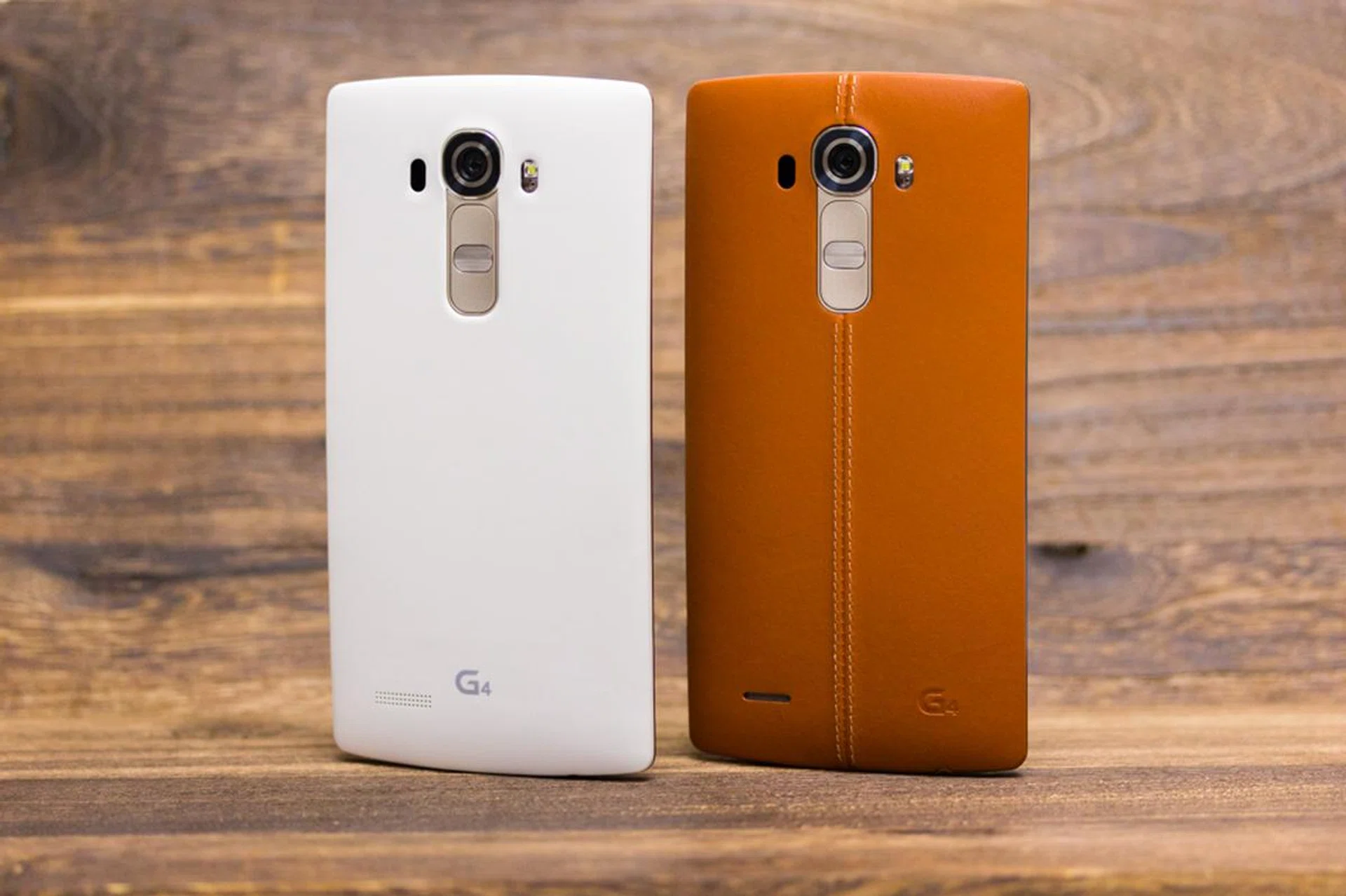 The LG G4 White Gold Edition (left) next to the earlier G4 with leather back (right).