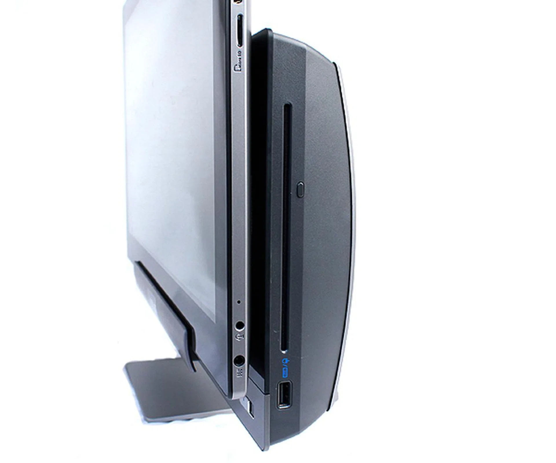 To the left of the device is the SuperCombo DVD drive (not Blu-ray) and below it an ordinary USB 2.0 port that has been designated by ASUS for use with the wireless keyboard and mouse combo. You could of course use it for other purposes like you would any USB 2.0 port.