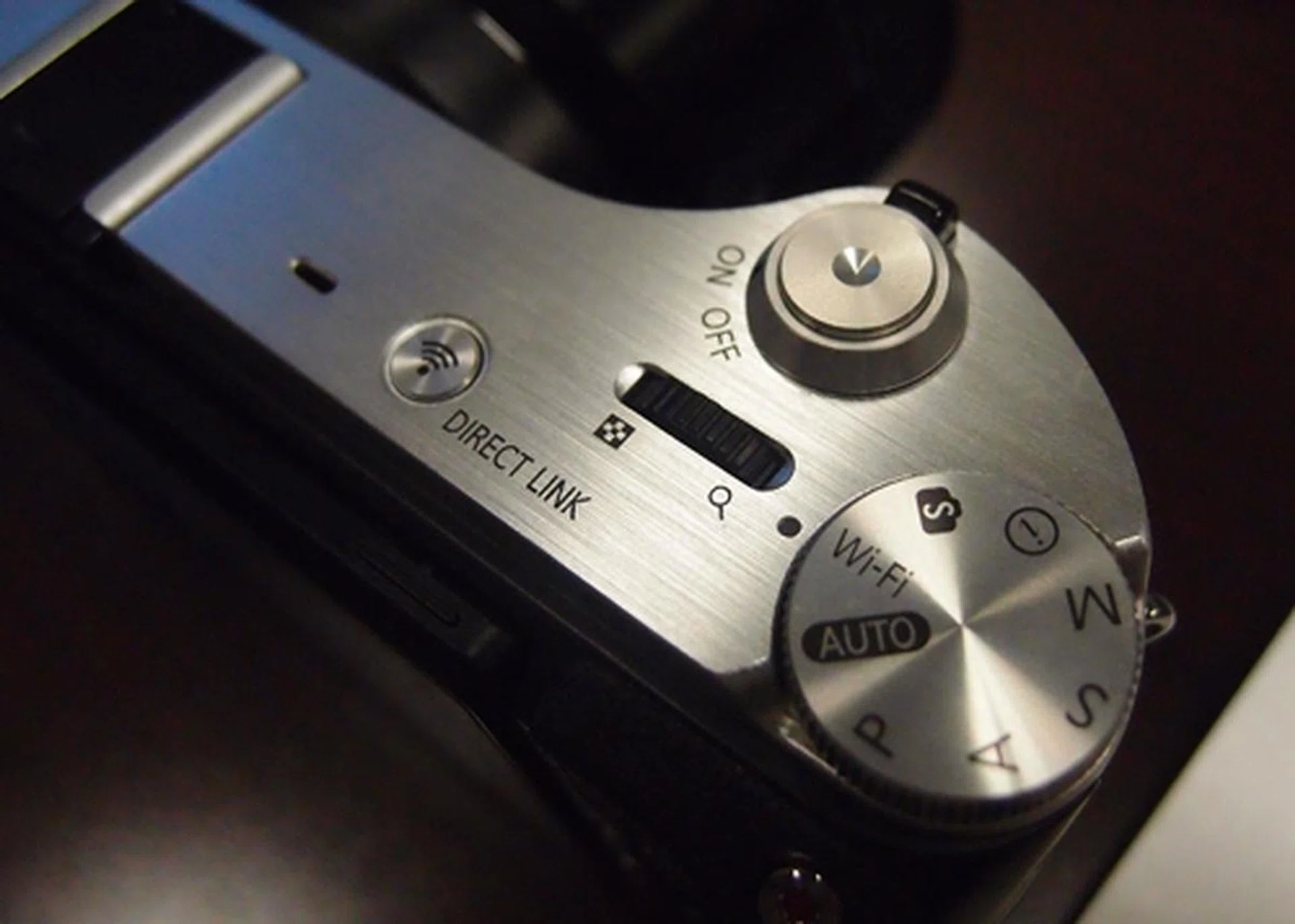 The mode dial includes a convenient Wi-Fi feature that allows quick access to all Wi-Fi related functions, making it for easy access to easy sharing. The dual-band Wi-Fi connectivity also lets users share images with friends and family directly from the camera via social networking sites using the camera's one-touch DIRECT LINK hot key. 