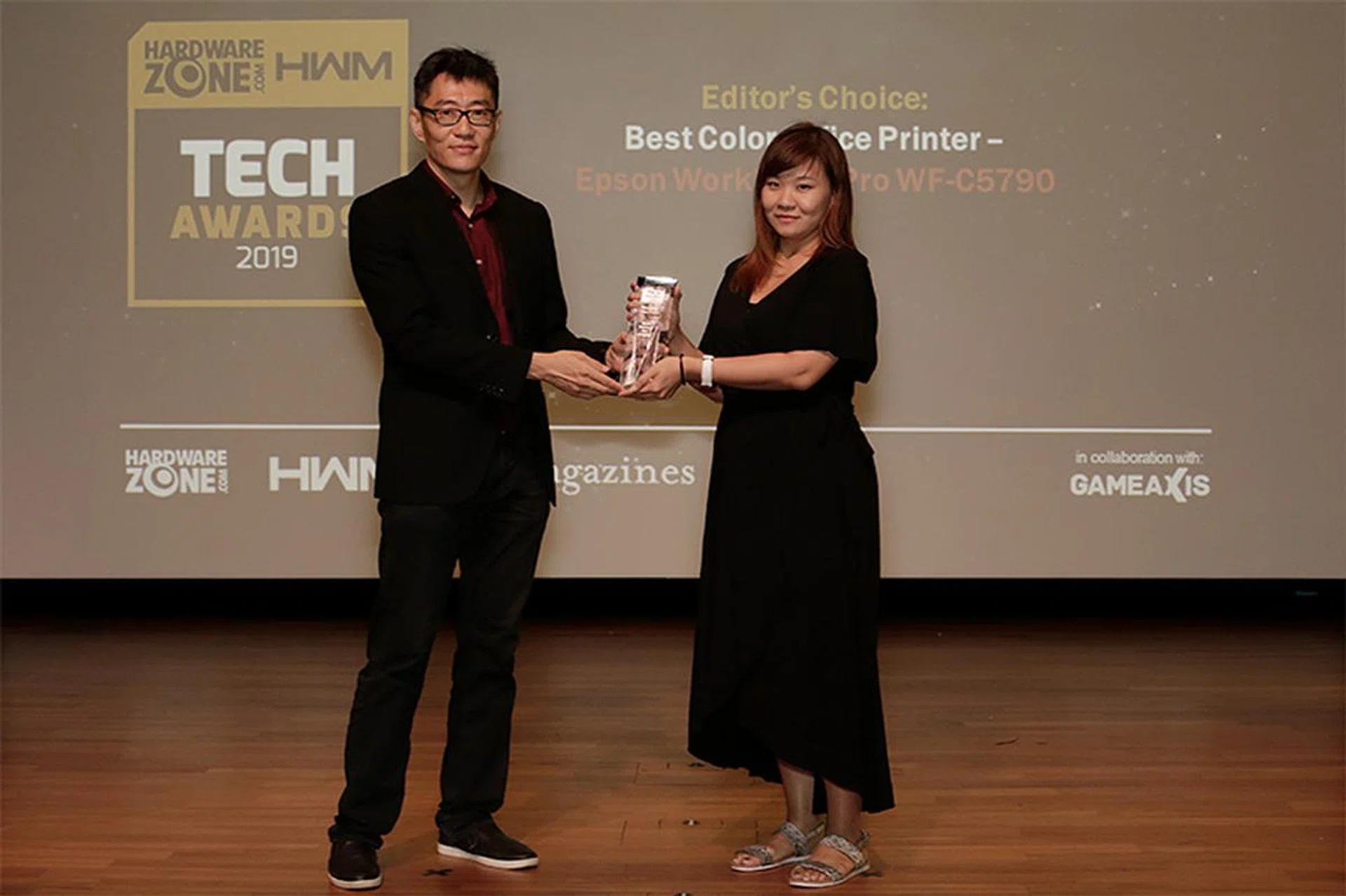 Epson also wins 2 awards: Editor's Choice for Best Color Office Printer (WorkForce Pro WF-C5790) and Readers' Choice for Best Business Projector Brand. Accepting the awards is Ms. Samantha Yip, Product Manager, Epson Singapore.