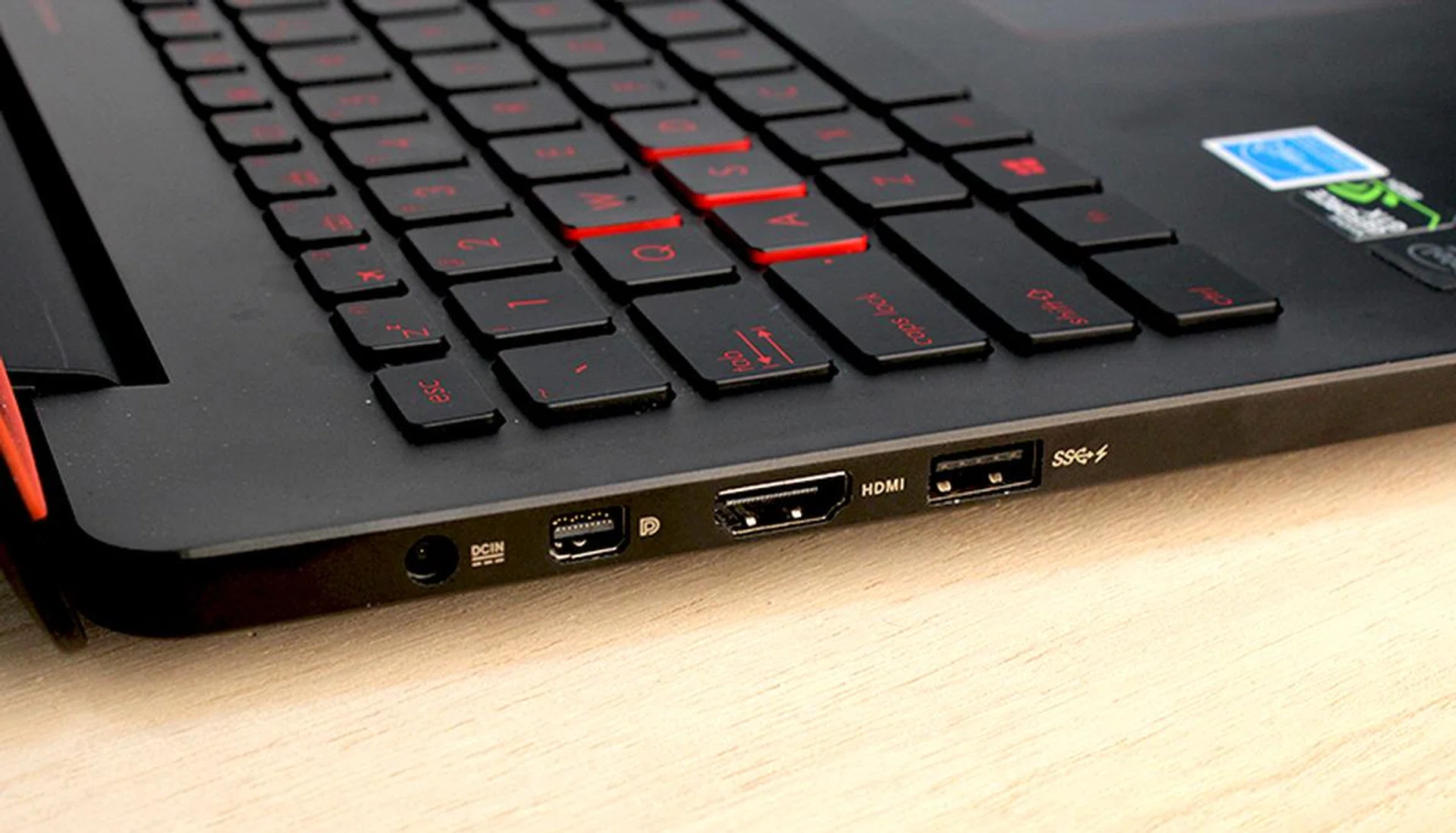On the left, users can find the DC-in jack, Mini-DisplayPort, HDMI port and a single USB 3.0 port.
