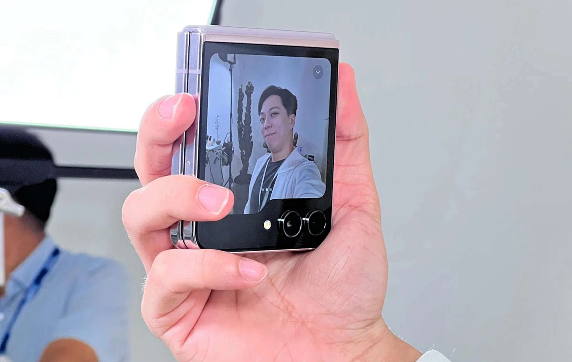 Flex Window's larger display makes it an excellent preview monitor and viewfinder for FlexCam selfies too.
