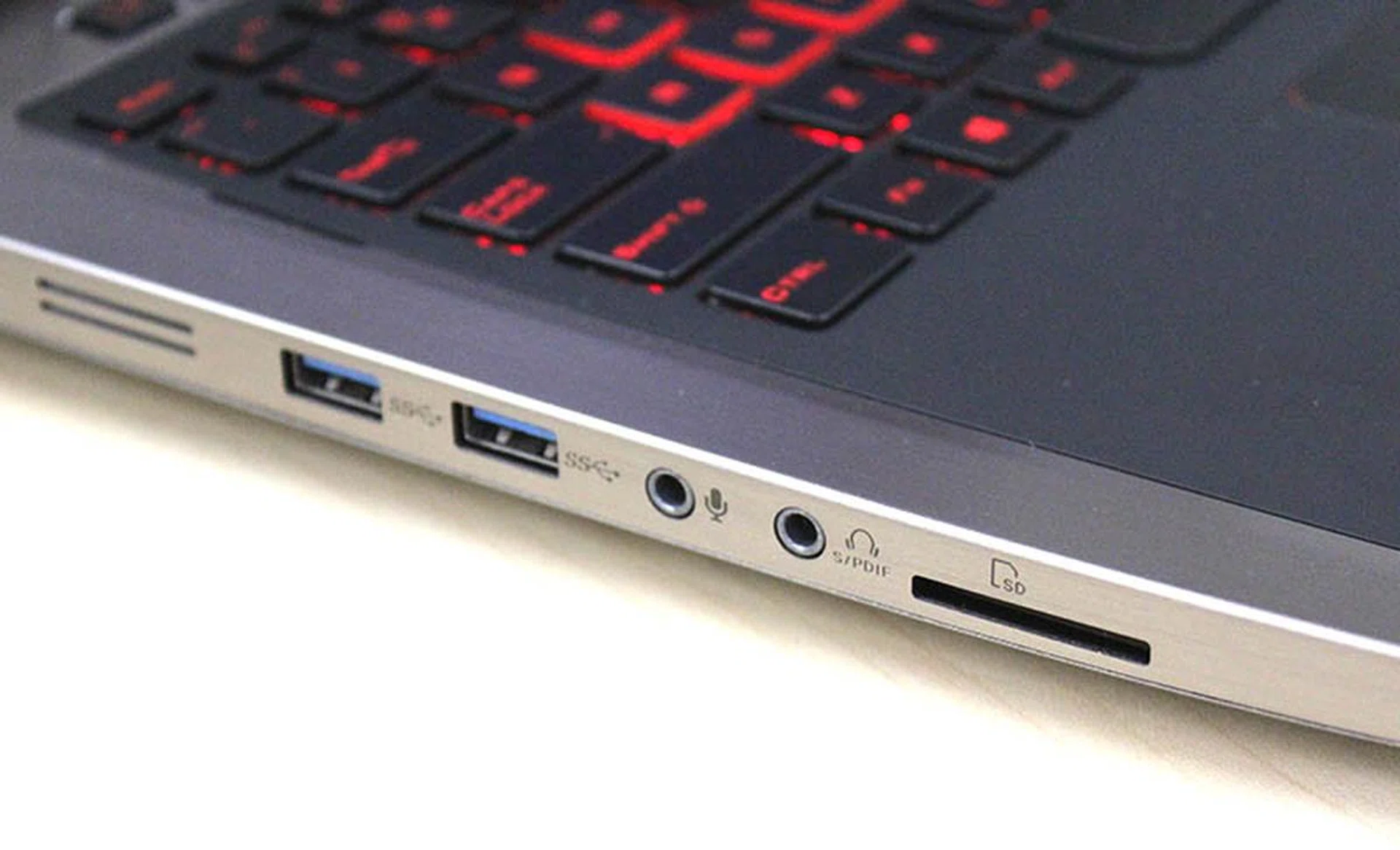 ASUS GX700 ports