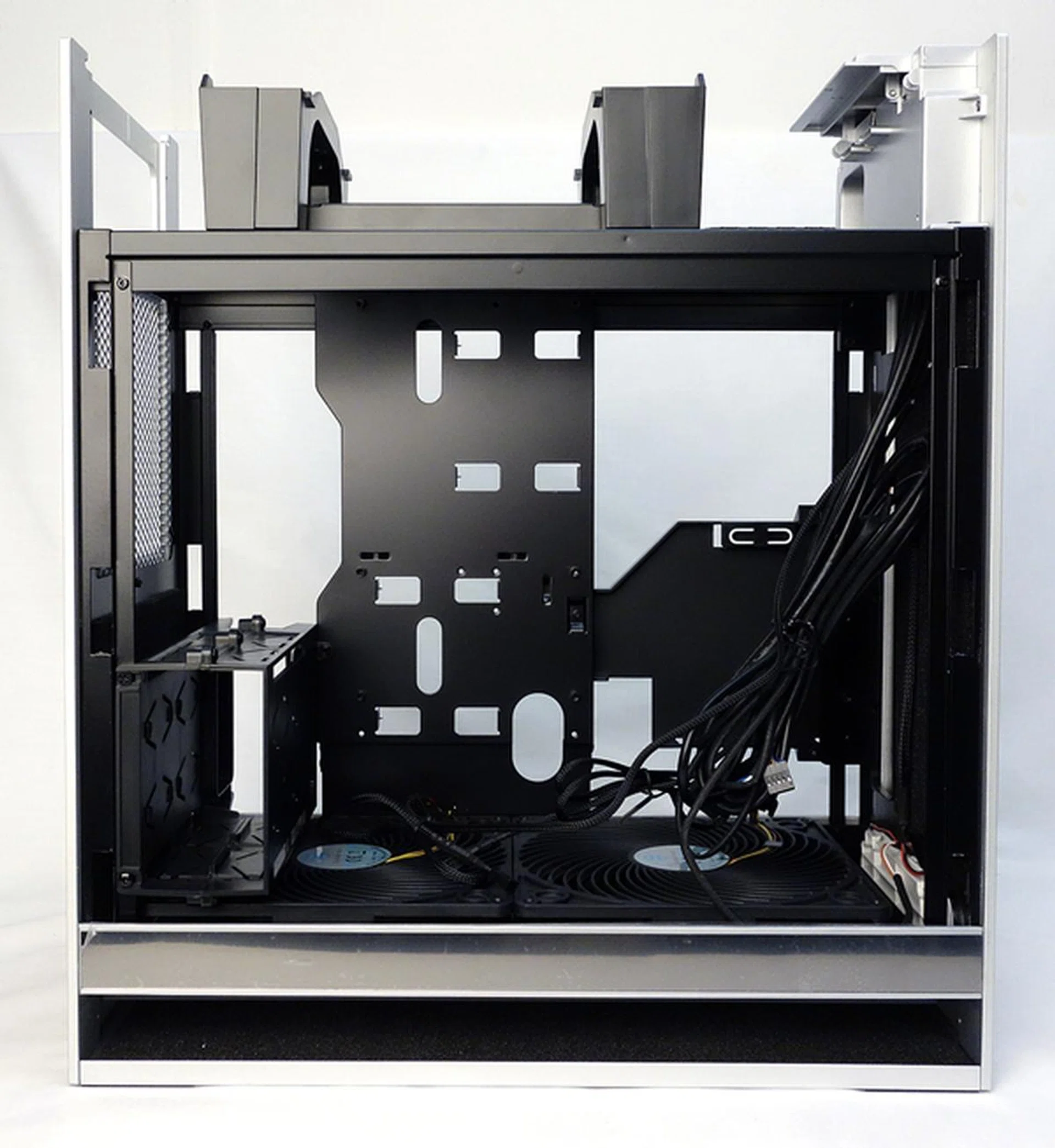 At the bottom lefthand corner, there’s a 3.5-inch drive enclosure that will accommodate up to a pair of such drives. We also see the pair of bottom 180mm intake cooling fans that draw air from the bottom of the chassis.