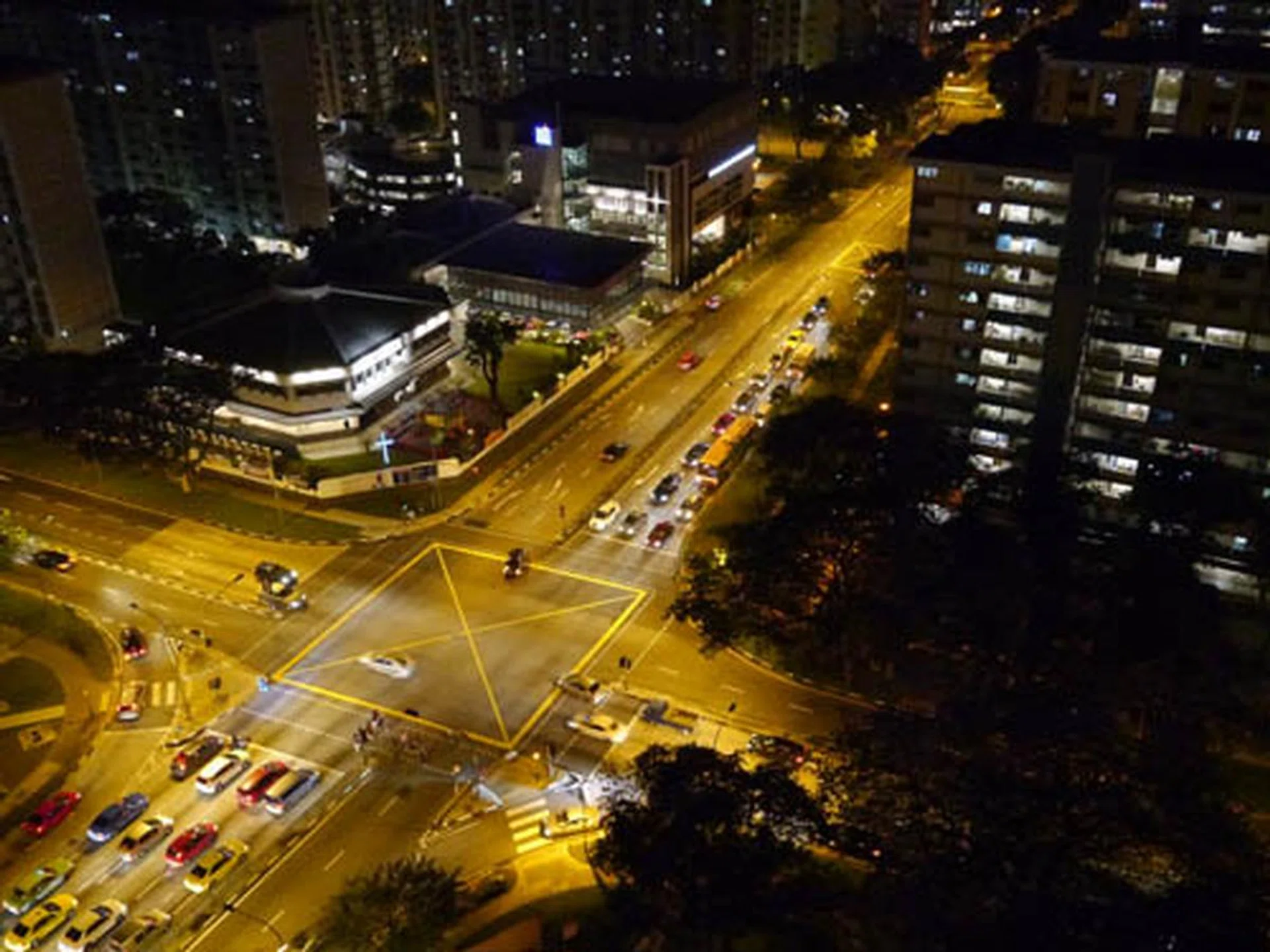 f/5.6 at 32mm (35mm equivalent), 1/15 sec, ISO6400.