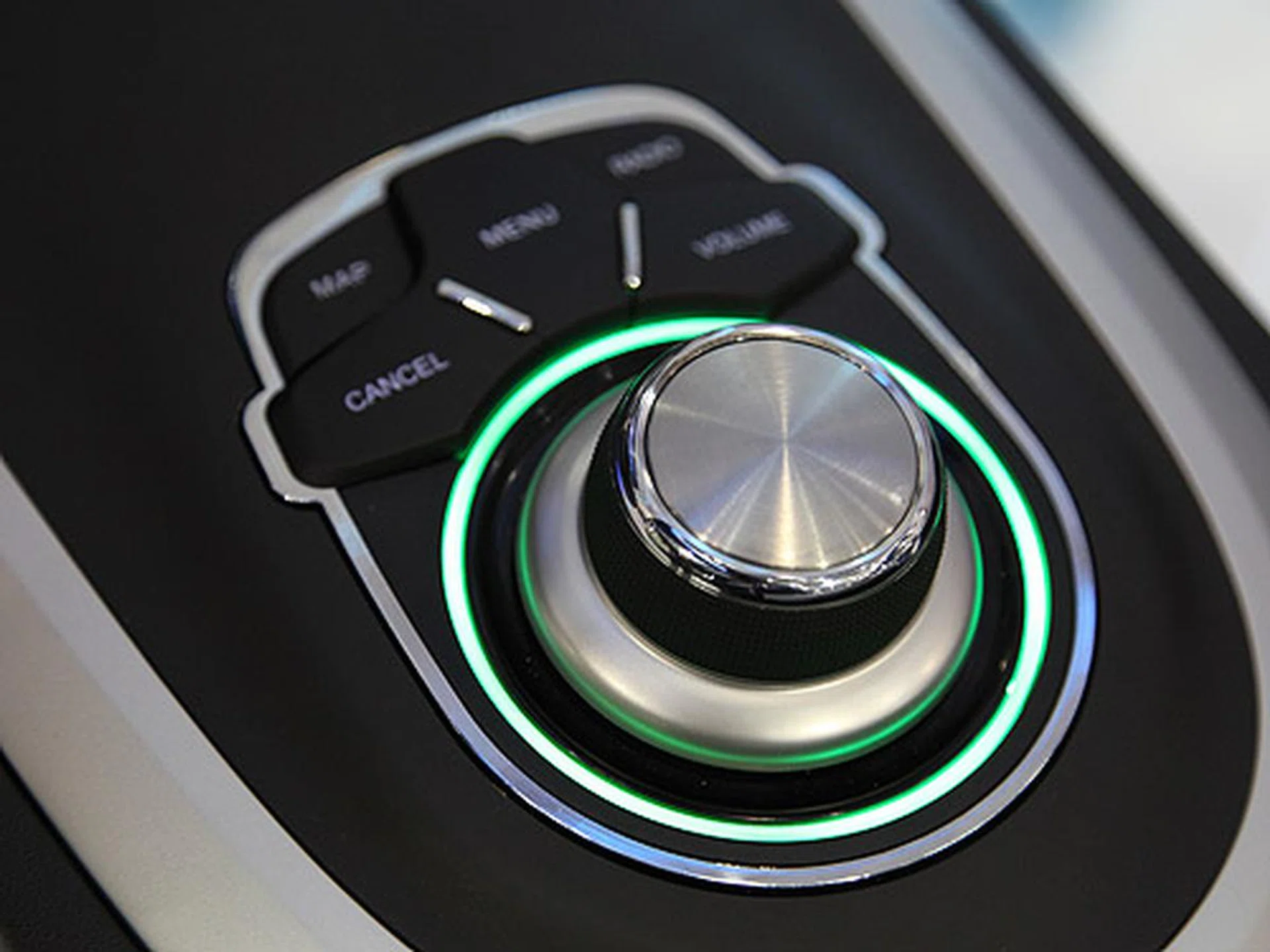 This dial features haptic response which gives the user a more responsive control.
