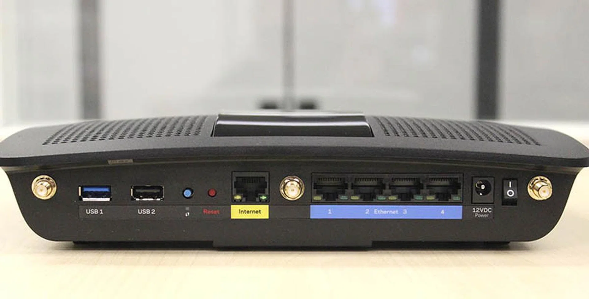 The Linksys EA7500 comes with all the ports that one might expect to find on a high-end router.