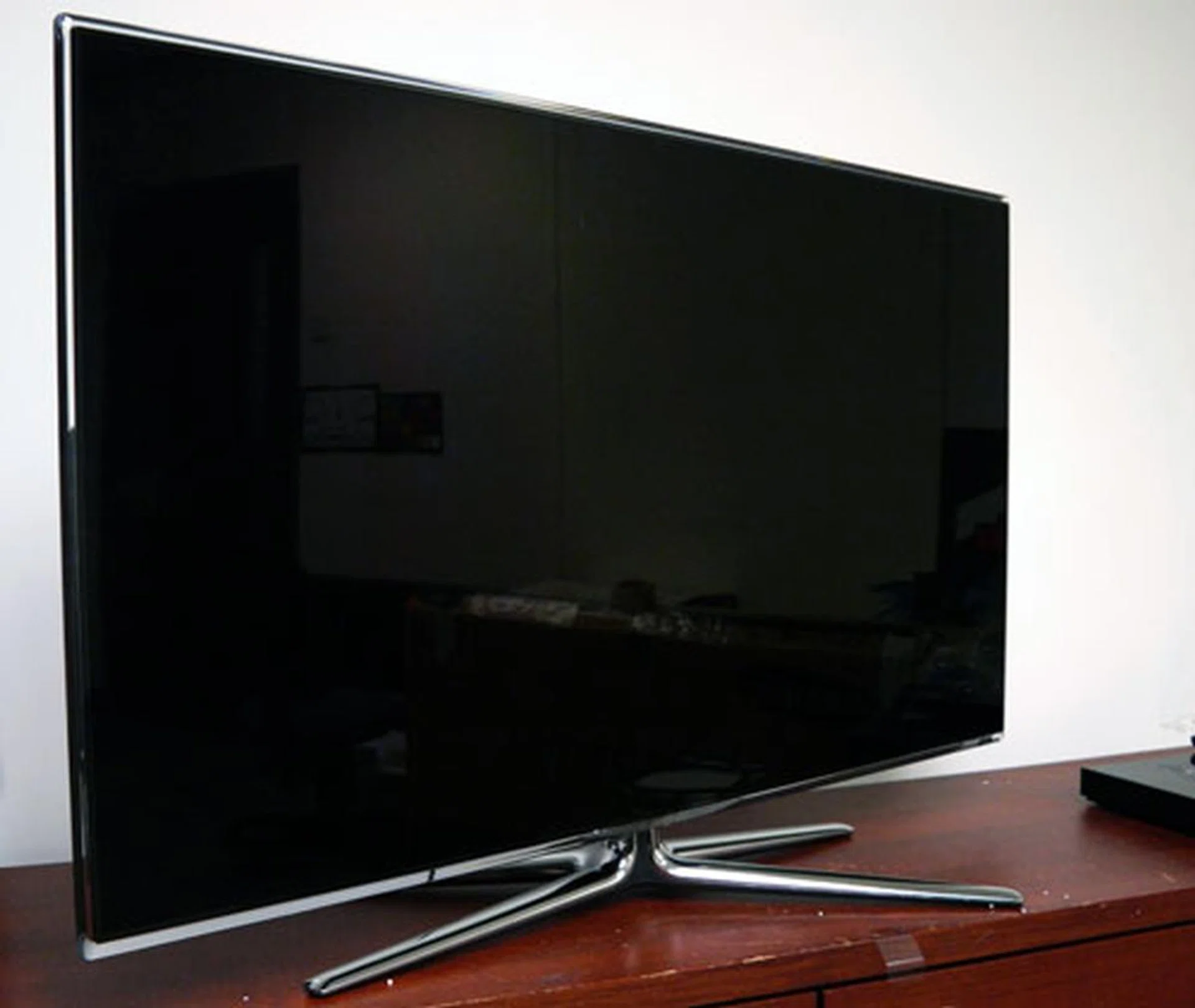 With its sleek profile and edge-to-edge design, this 46-inch D7000 can easily blend into any modern home's decor. The TV swivels, but you might want to take note of its reflective panel under brighter viewing environments. 