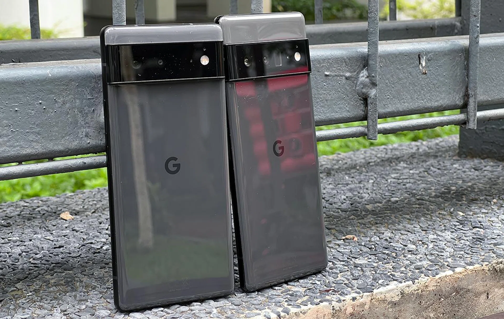 Google Pixel 6 (left) and Pixel 6 Pro (right).