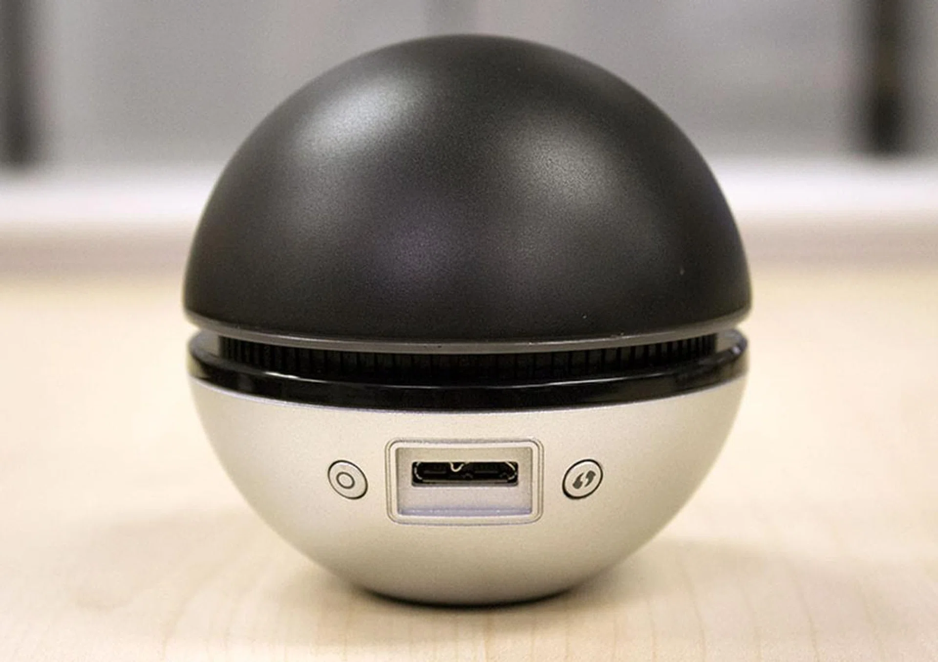 Behind the D-Link DWA-192 is a micro-USB 3.0 port that is used to connect to your system, as well as a WPS setup button and another button that turns the LED status indicator on and off.