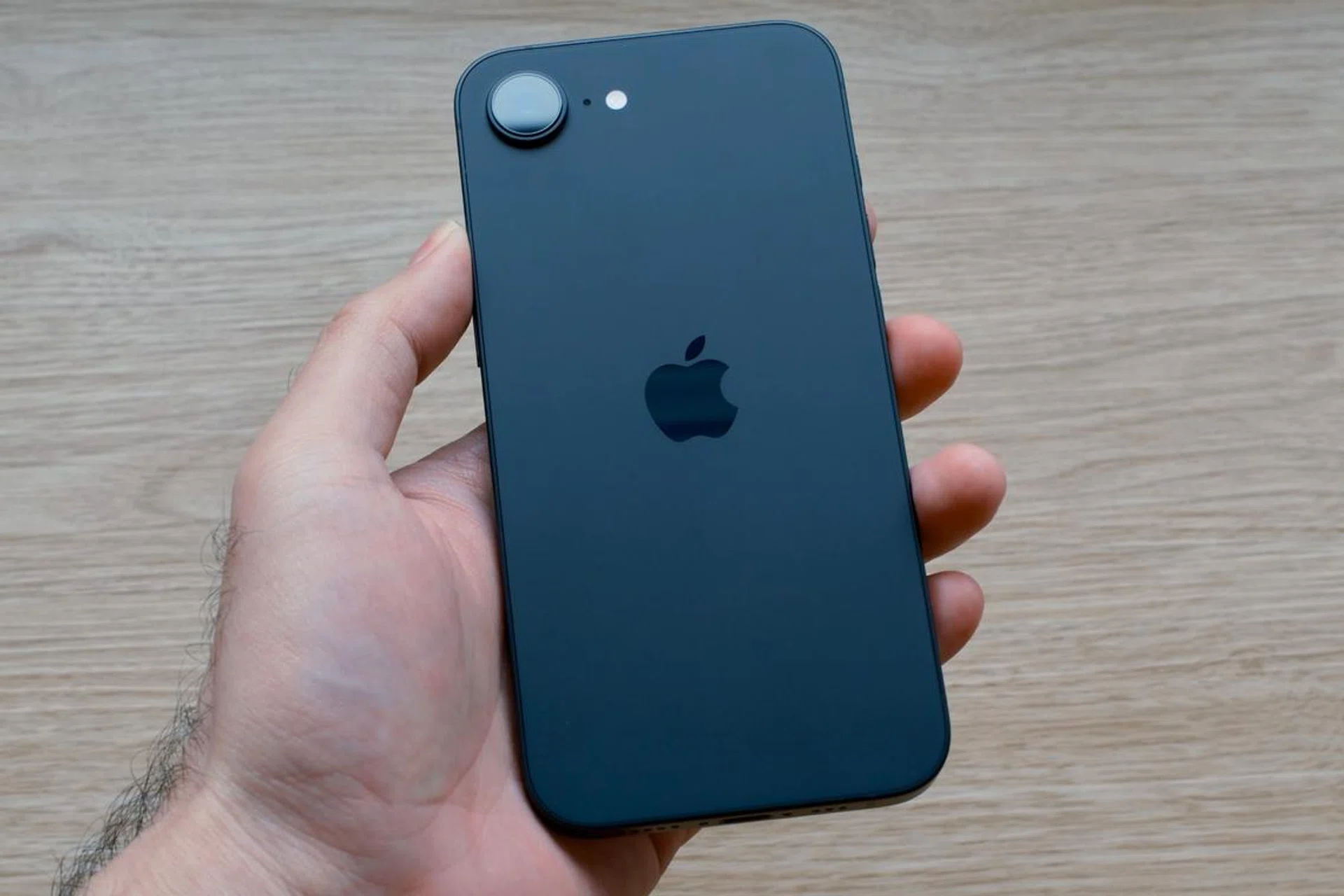 The Apple iPhone 16E is equipped with the C1 modem. Photo: HWZ