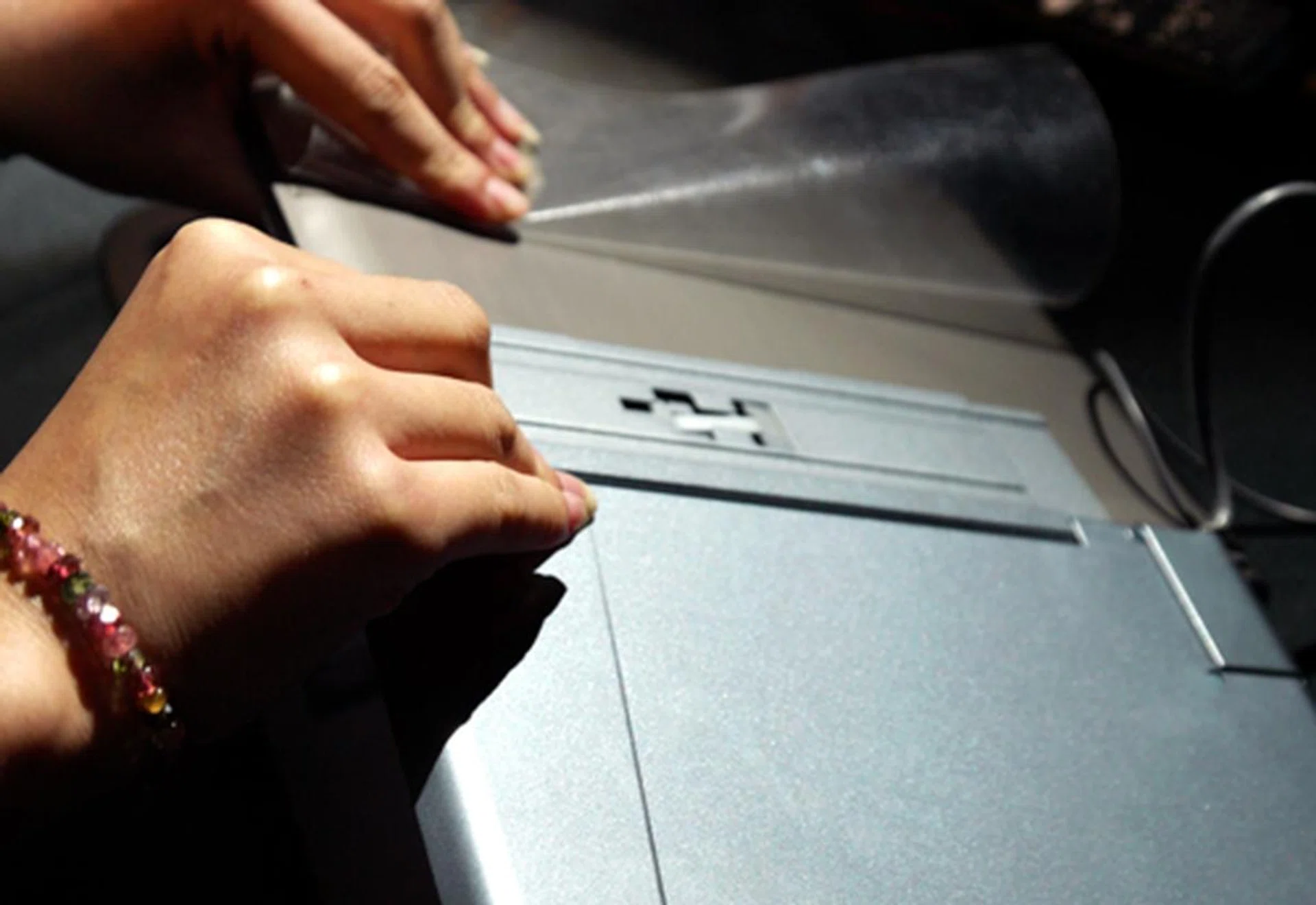 Here's how you attach the PRO1301WE to your laptop. The slim screen is equipped with a bracket which you can attach to the notebook via a bundled 3M tape. The bracket acts as a hinge as well with a swivel angle of 225 degrees.