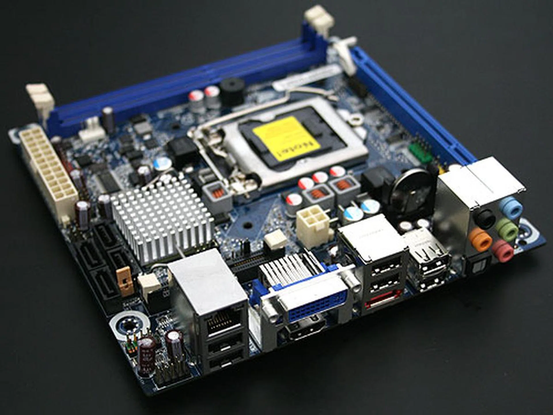 Outputs include a standard DVI connector and a HDMI port for HDTVs.