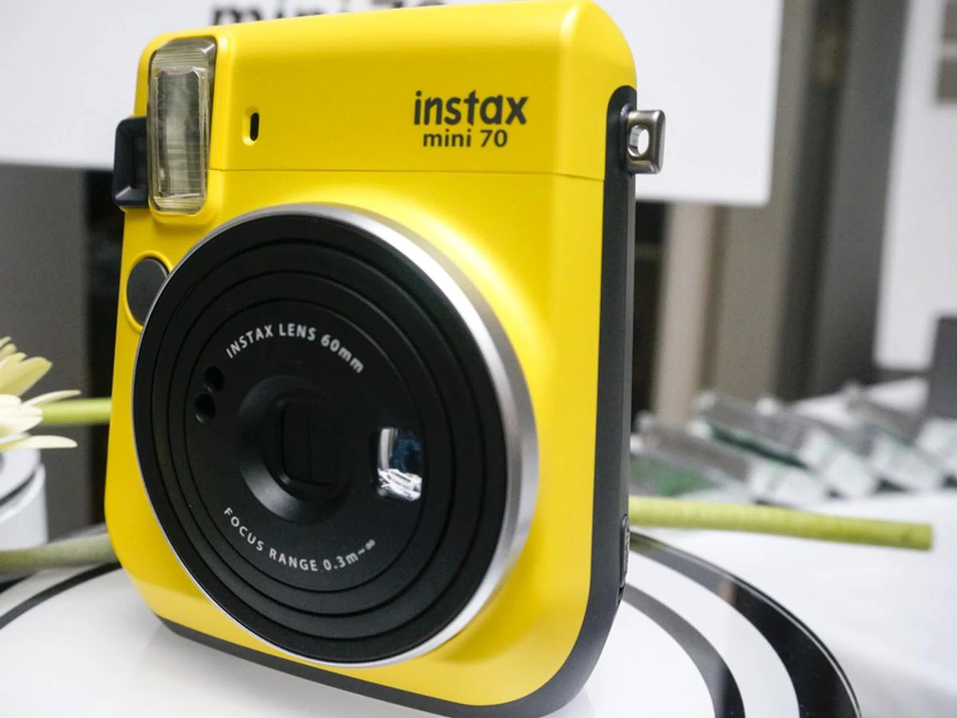See that small bright rectangle on the lens? That's the selfie mirror.