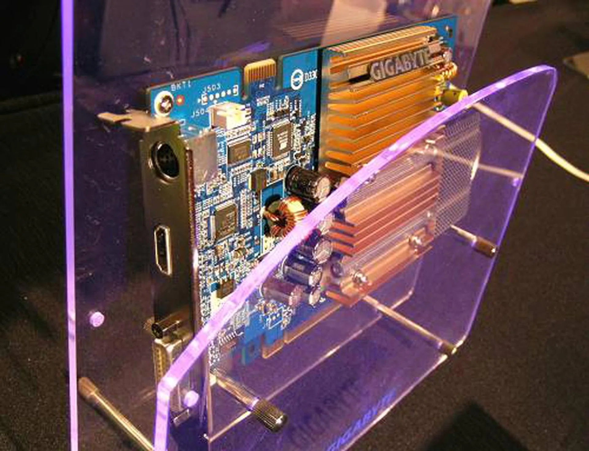 Partner graphics cards that are not the GeForce 7950 GX2, which are HDCP ready and have HDMI ports. Seen here is the Gigabyte GeForce 7300 GS.