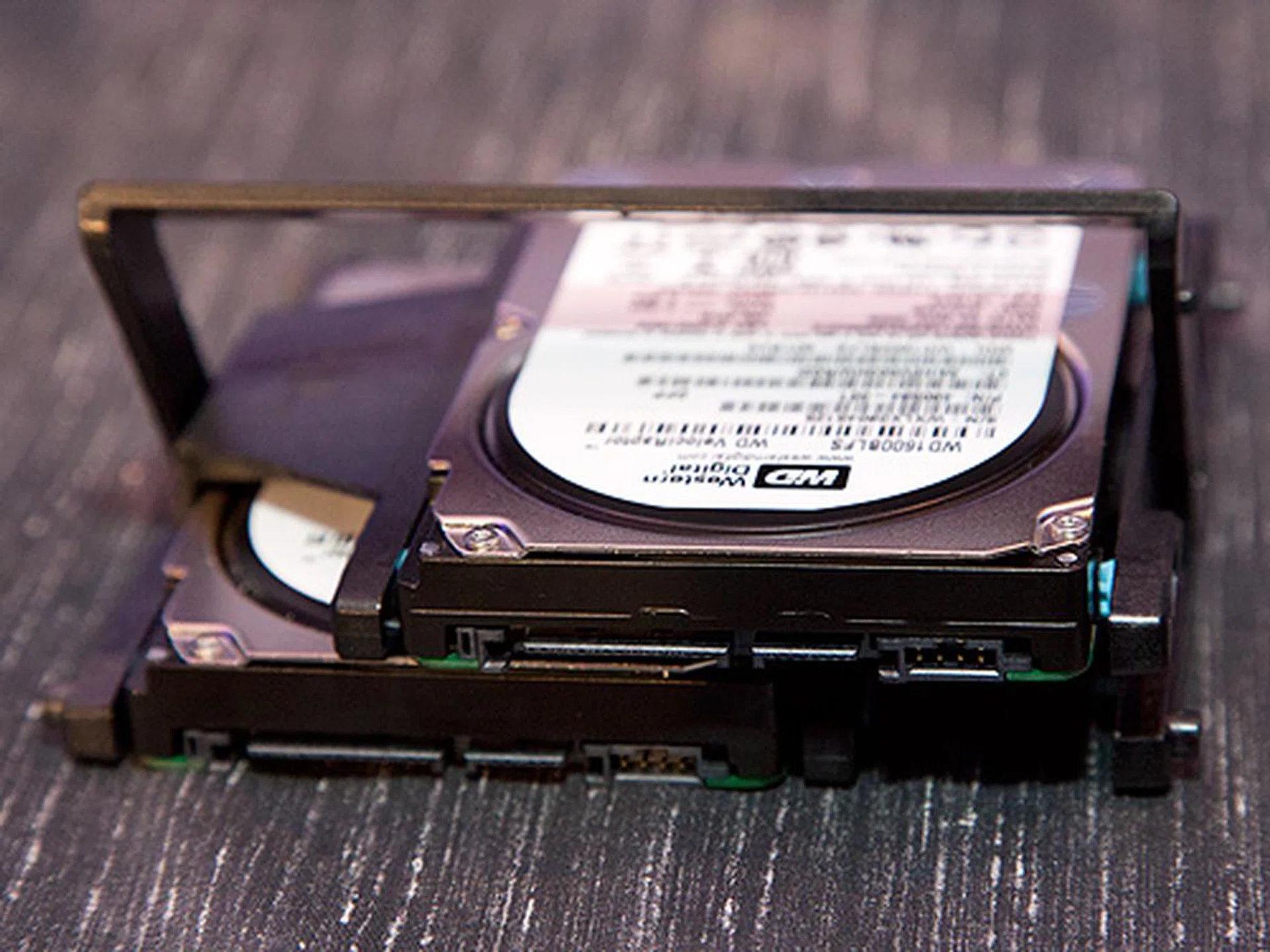 You can install two 2.5-inch hard drives into the HP Z1 Workstation. The cradle comes complete with rubber dampers to reduce vibration and the handle lets you insert and remove the drives from the system without the need for any tools. With two drives, you have the option to configure the workstation's storage into either RAID 0 or 1, depending whether you need performance or redundancy.