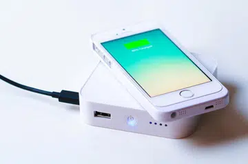 Do you have a phone that supports Qi wireless charging? The Ark from Bezalel (who is now raising funds for it on Kickstarter) is a portable wireless charger with a 5,200mAh battery. Is this the future of external battery packs? (Image source: Ark Kickstarter page.)