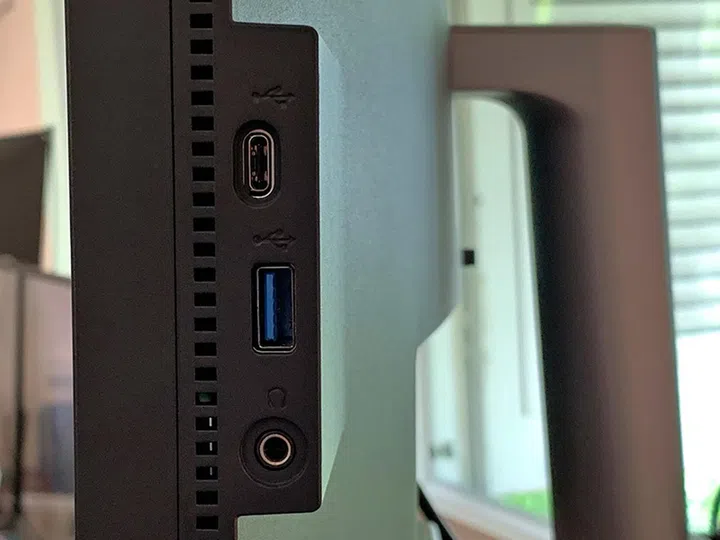 The monitor comes with a 4-port USB hub. One of the three Type-A ports and the one USB 3.1/Type-C port are placed on the side for easy access.