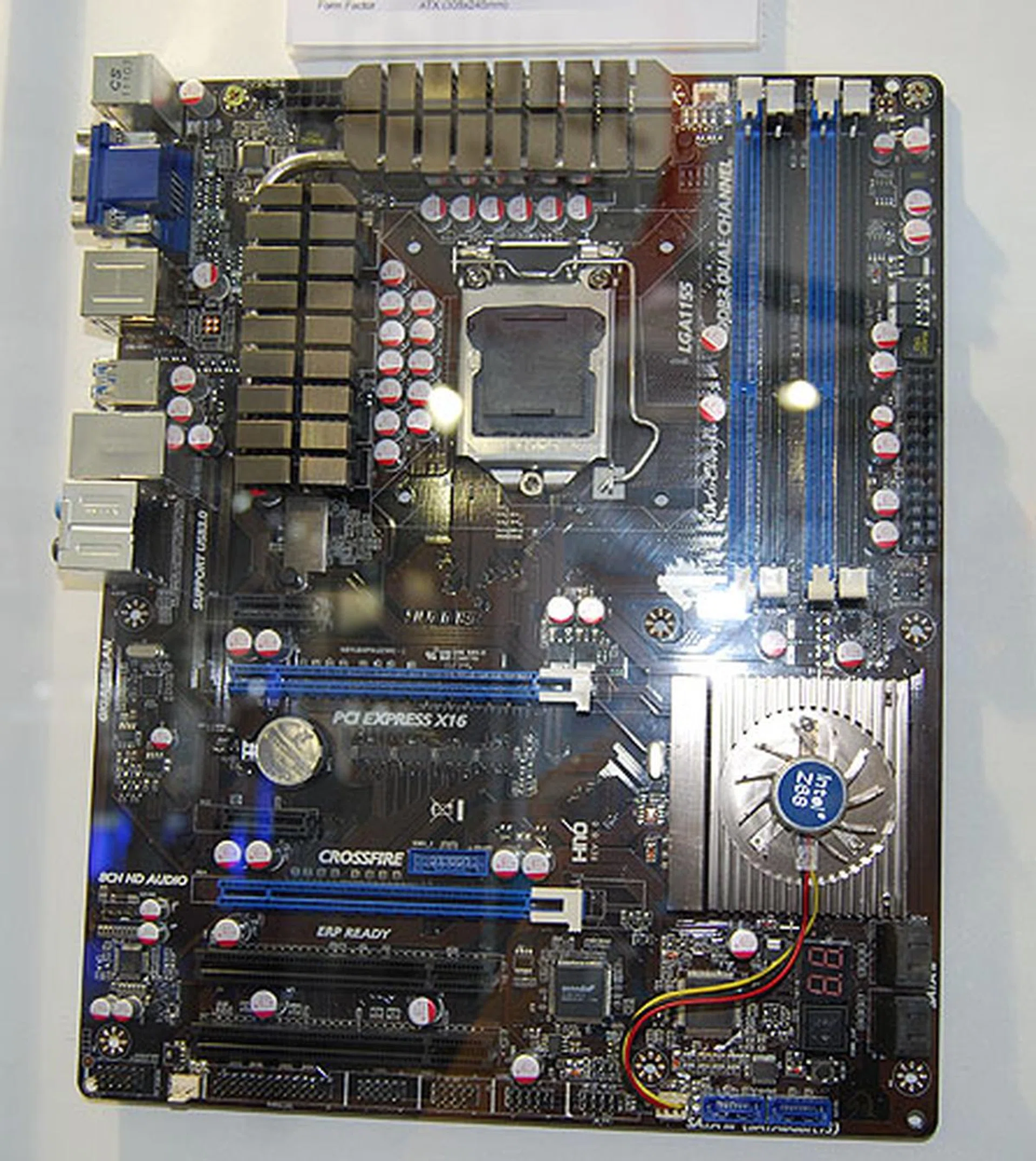 The Jetway HI10 is based on the latest Intel Z68 Express chipset. It supports dual-channel memory of up to 1333MHz with four SATA 3Gbps ports and two SATA 6Gbps ports. Two PCIe 2.0 x16 slots are present for SLI/CrossFireX and two USB 3.0 ports. 