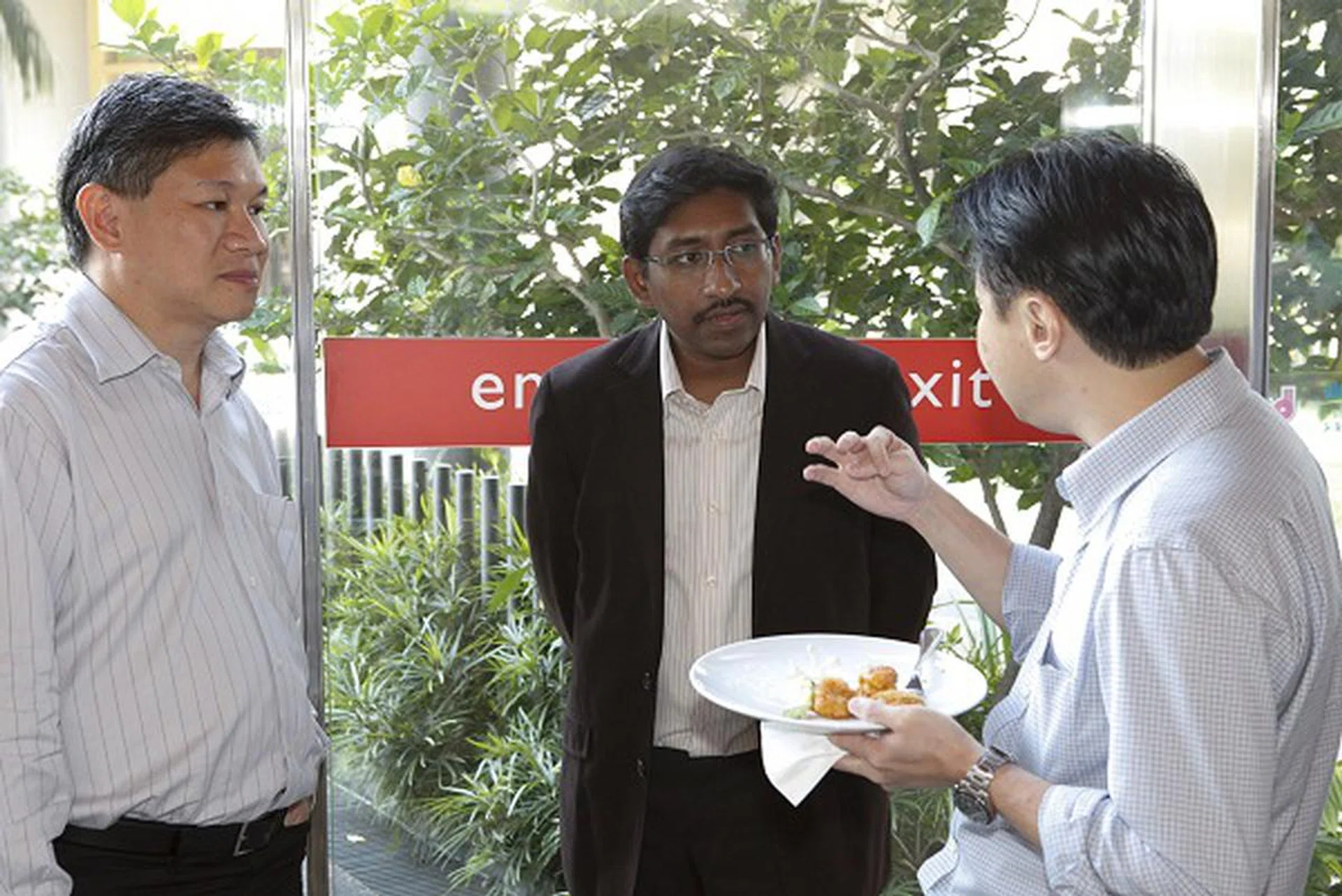 Editor for HardwareZone.com, Vijay was also catching up with guests such as Mr. Vincent Yip, Deputy Director and Head of Singapore Channel for Sony South East Asia and Lawrence Tang, Senior Manager for Professional Solutions Company (PSAP) of Sony Electronics Asia Pacific (left and right respectively).