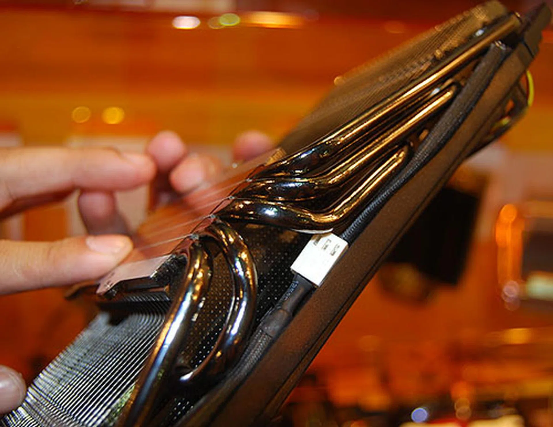  The same HDT technology is applied to its graphics card cooler. The Palkia is suitable for the latest ATI and NVIDIA GPUs and comes with six heat pipes. It is paired with two 100mm fans for maximum cooling.  