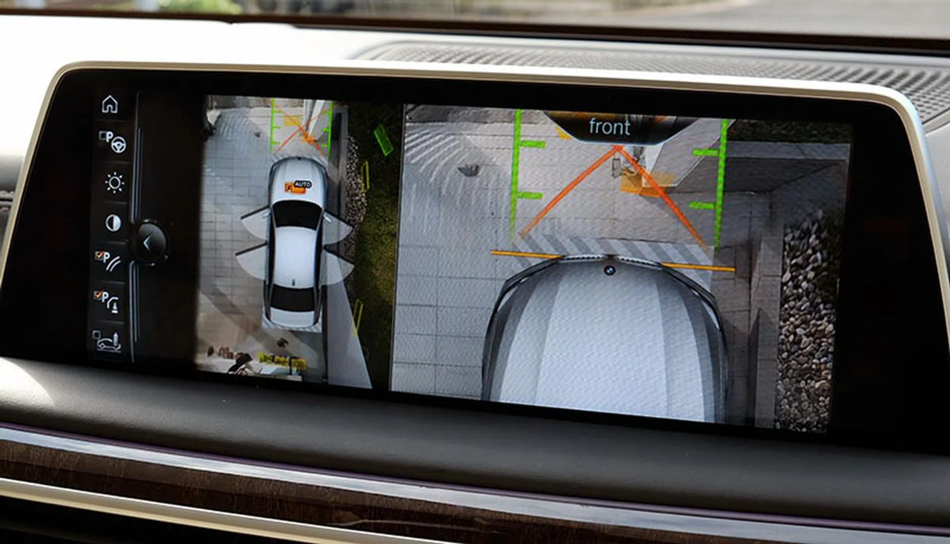 No more guesstimating whether or not you are going to hit the car in front of you. 3D Surround View lets you know exactly how far you are from dinging your expensive ride.
