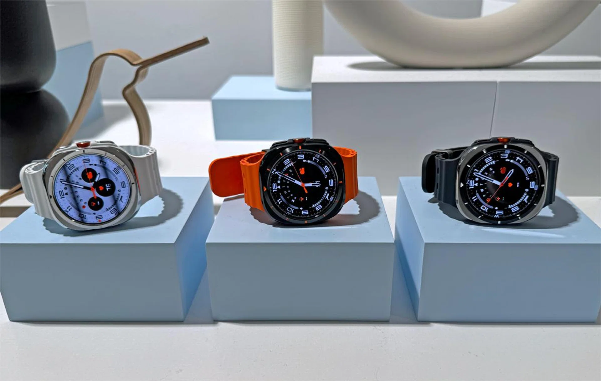 Doesn't the middle Galaxy Watch Ultra with the orange strap remind you of another Watch Ultra? Photo: HWZ